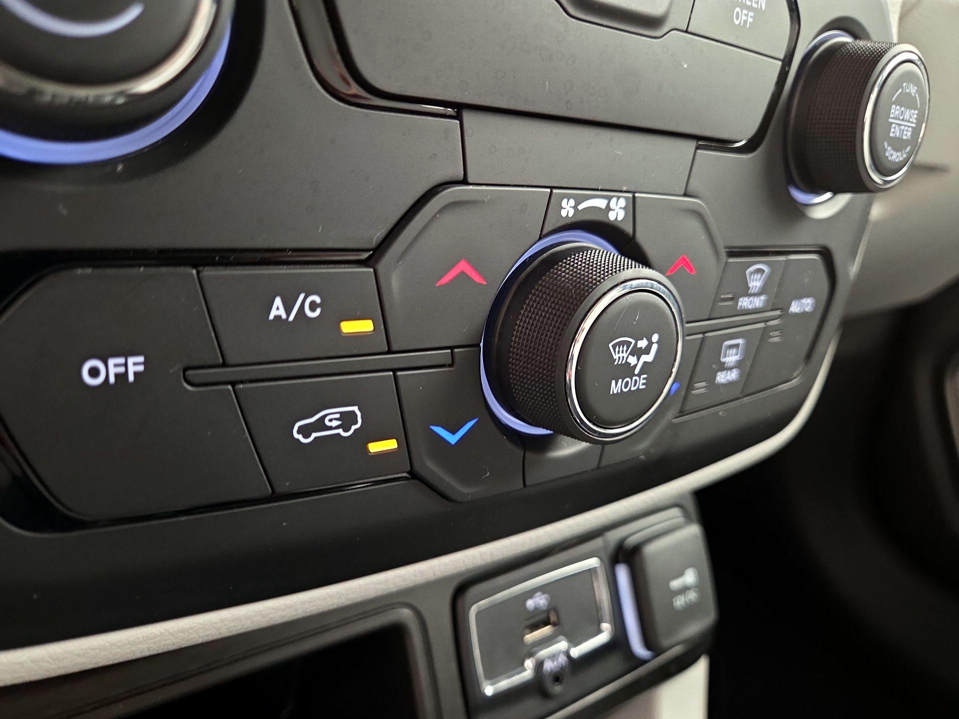 Thumbnail: 2020 Jeep Renegade - 17