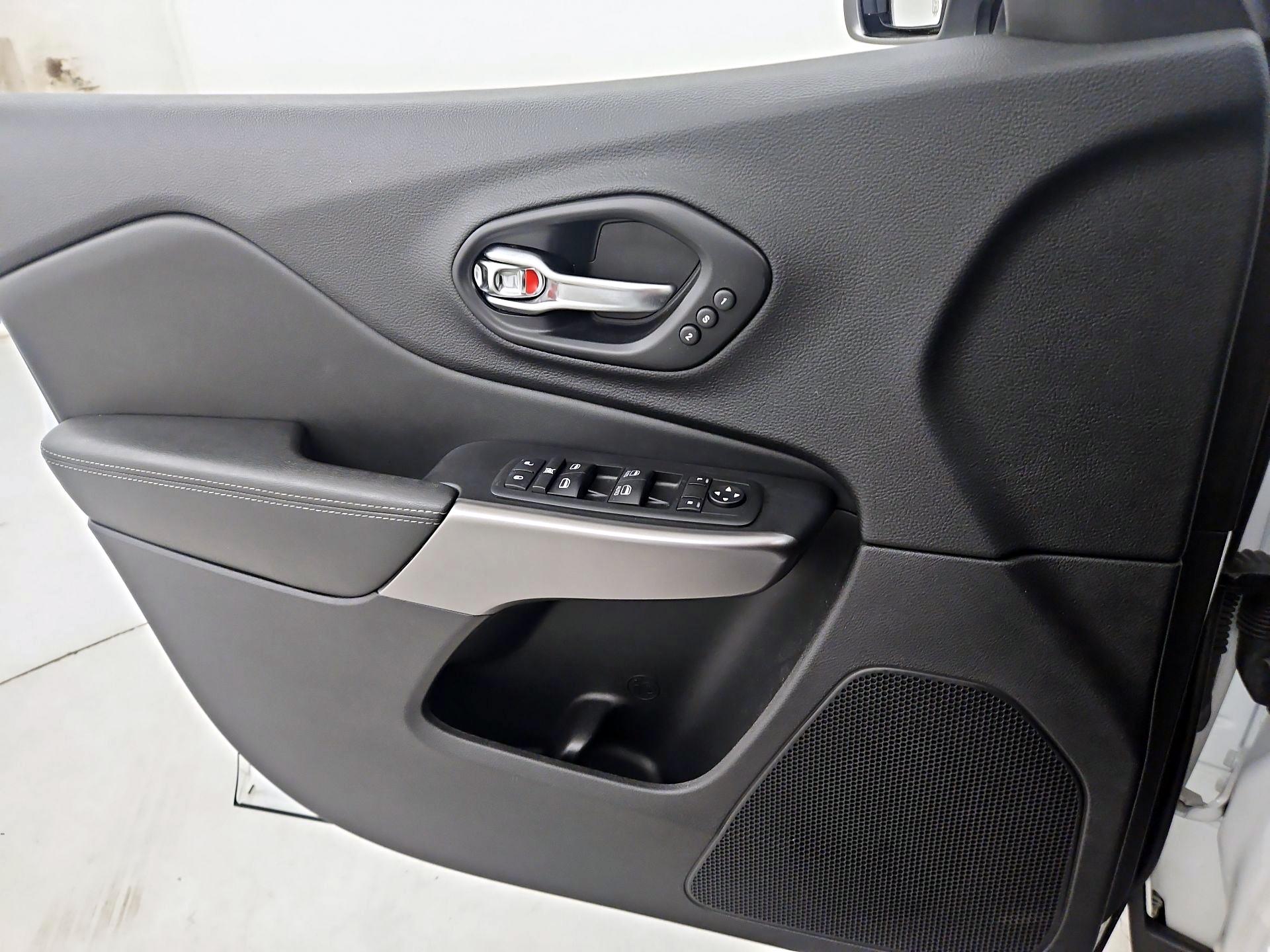 Thumbnail: 2021 Jeep Cherokee - 12