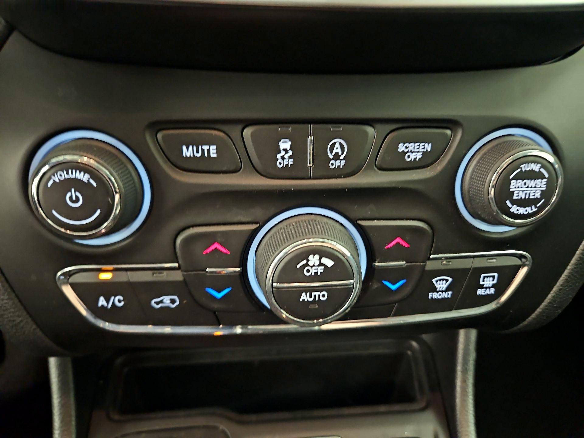Thumbnail: 2021 Jeep Cherokee - 16