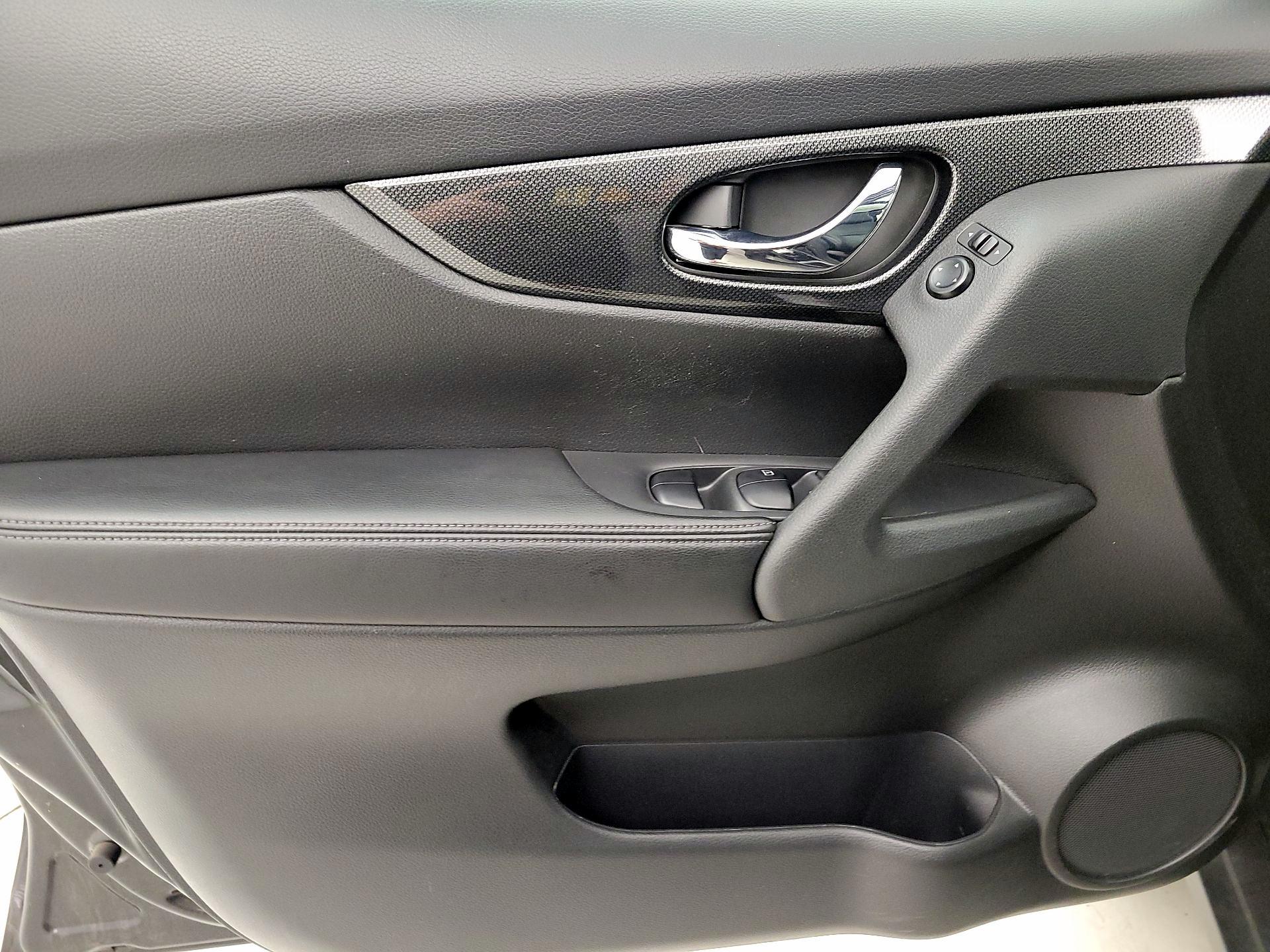 Thumbnail: 2016 Nissan Rogue - 12