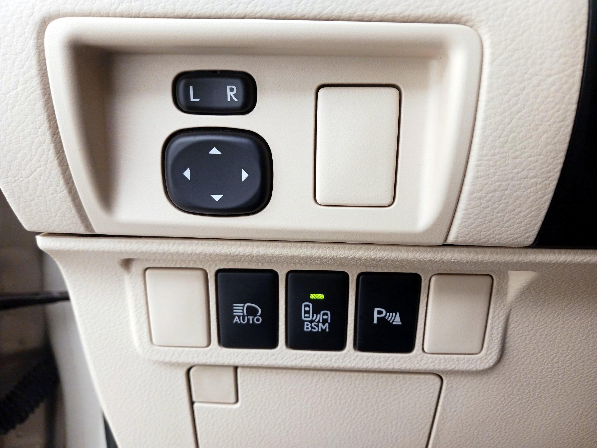 Thumbnail: 2015 Lexus ES - 13