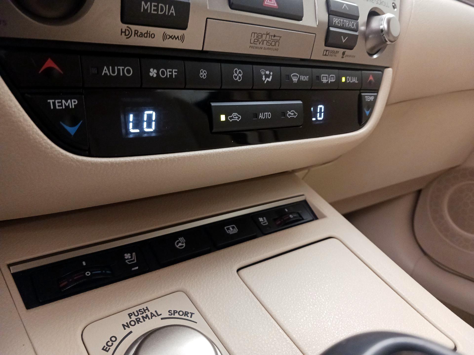 Thumbnail: 2015 Lexus ES - 17