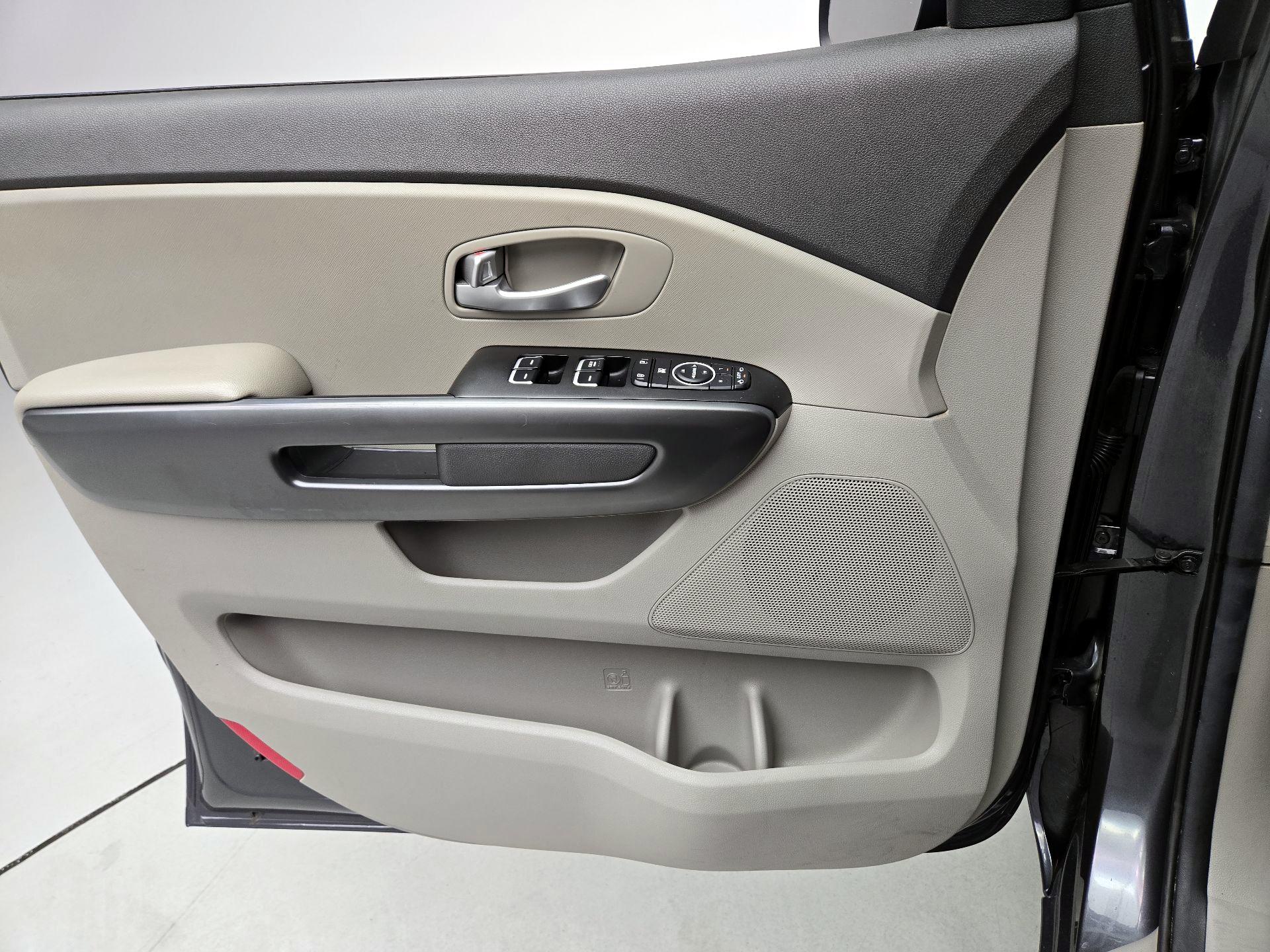 Thumbnail: 2015 Kia Sedona - 12