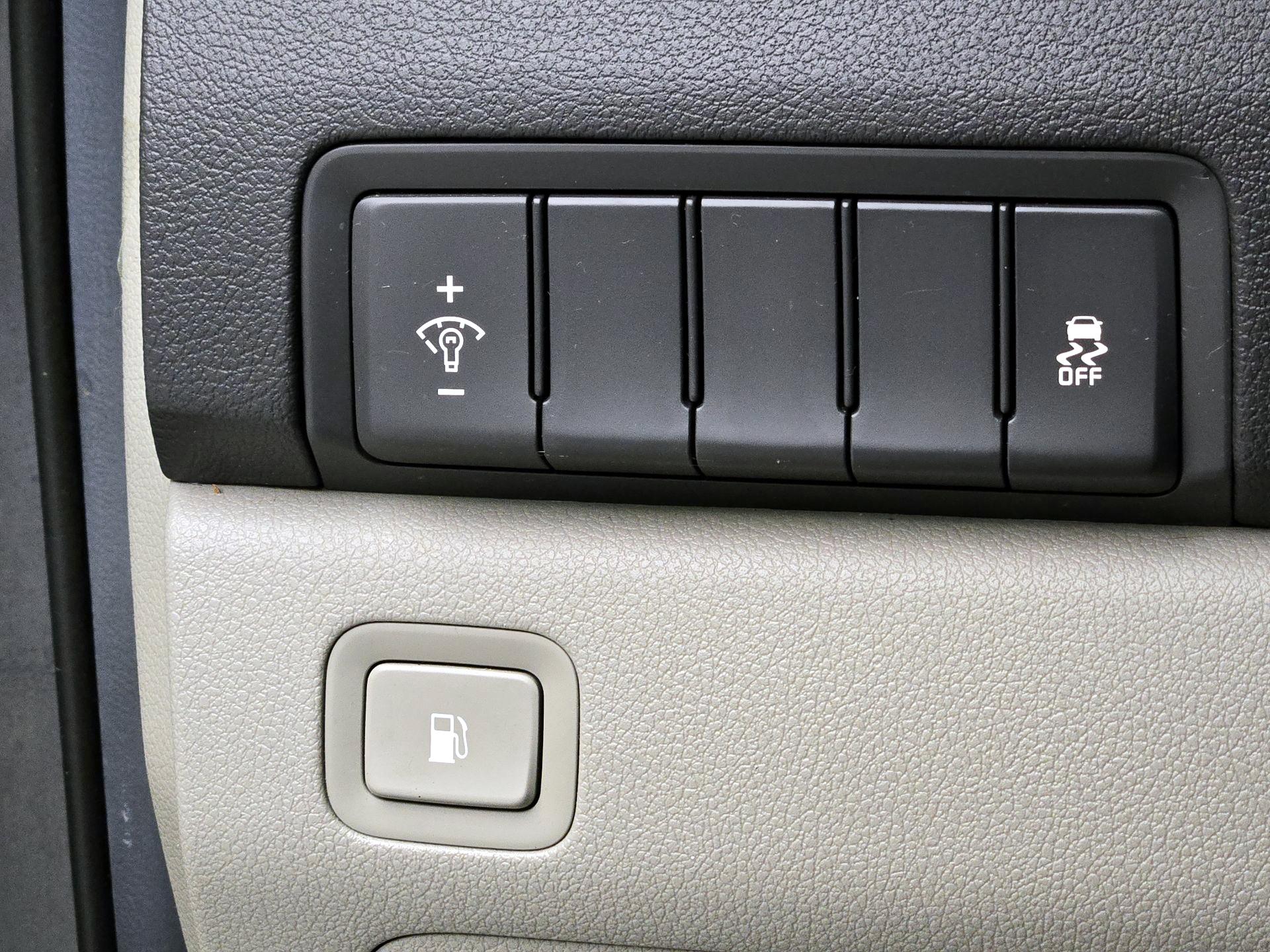 Thumbnail: 2015 Kia Sedona - 13