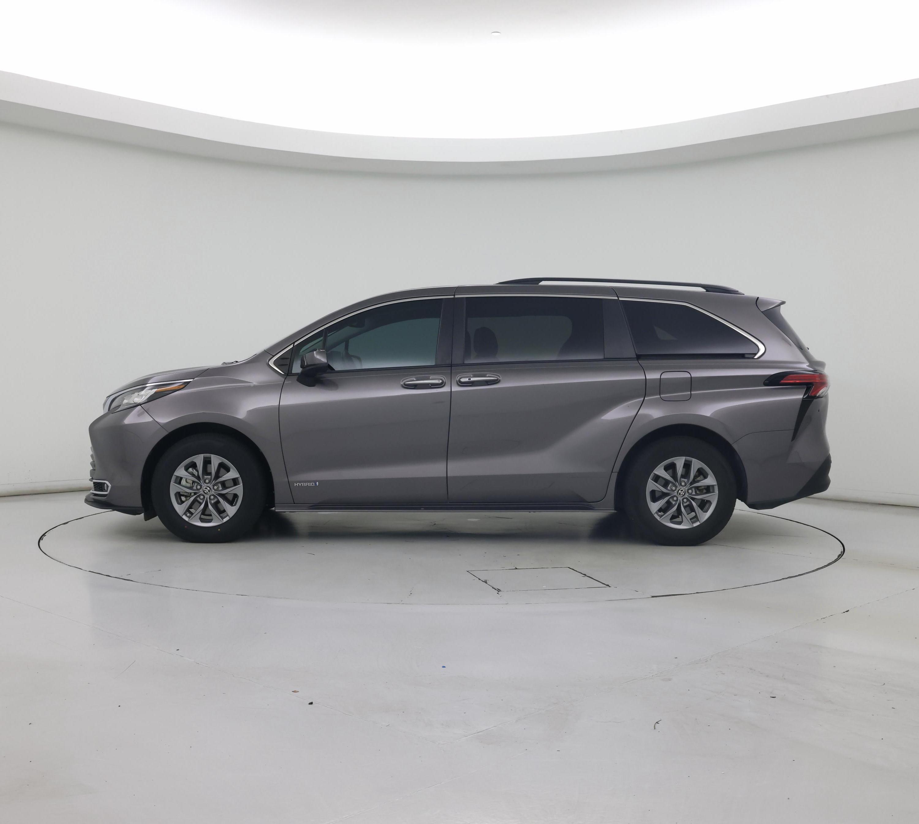 Thumbnail: 2021 Toyota Sienna - 3