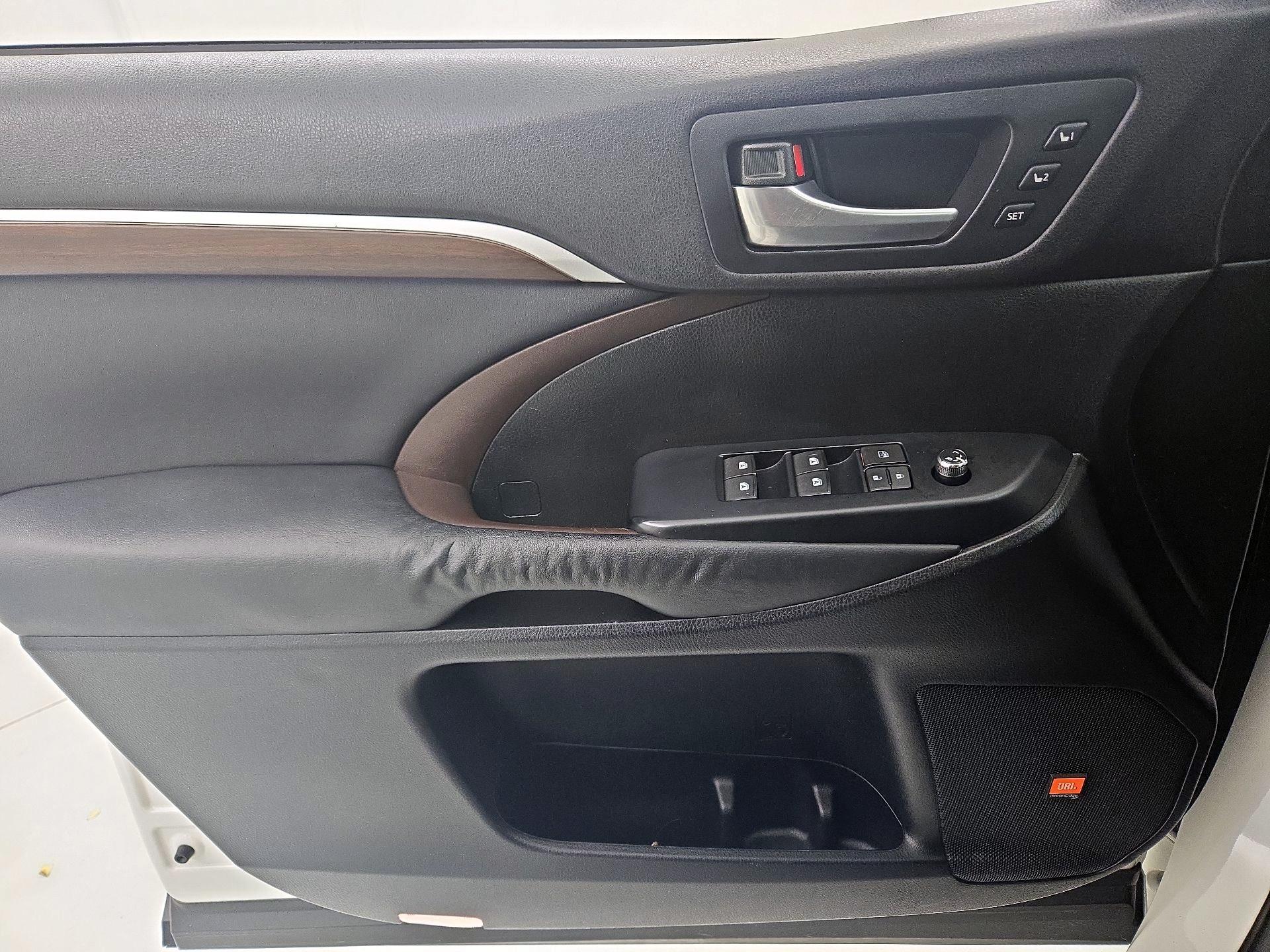 Thumbnail: 2015 Toyota Highlander - 12