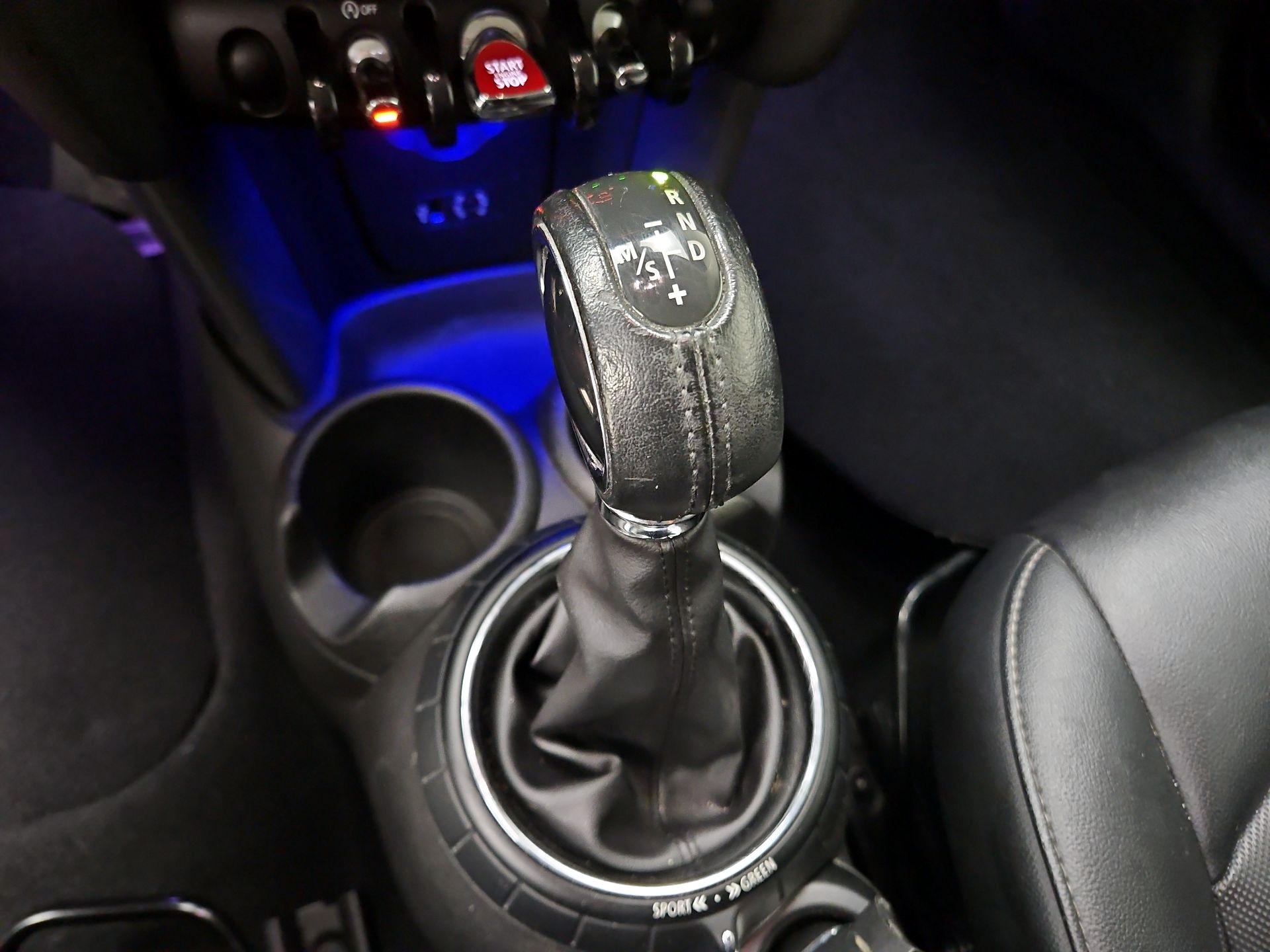 Thumbnail: 2015 MINI Cooper Hardtop - 16