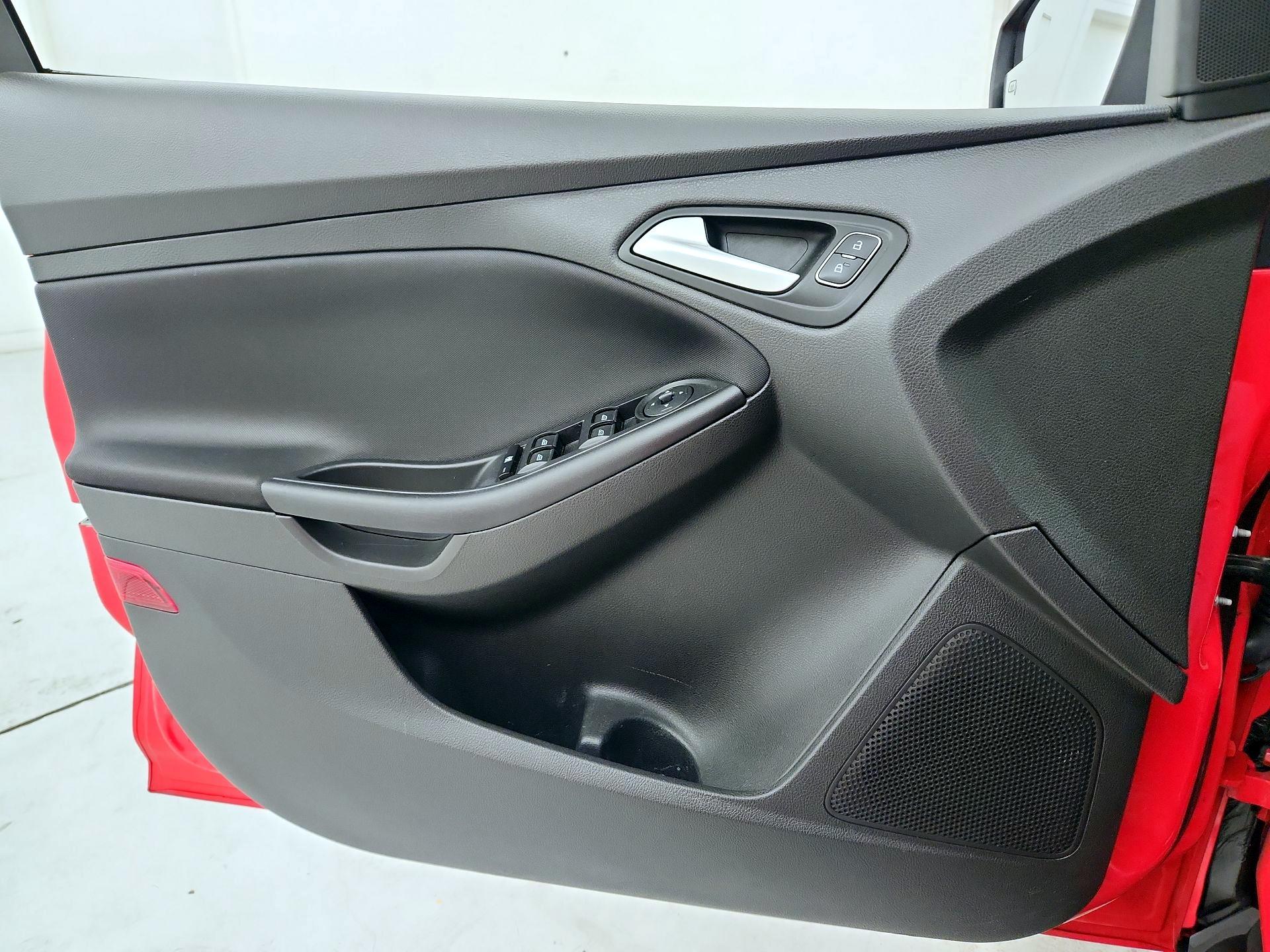 Thumbnail: 2015 Ford Focus - 12