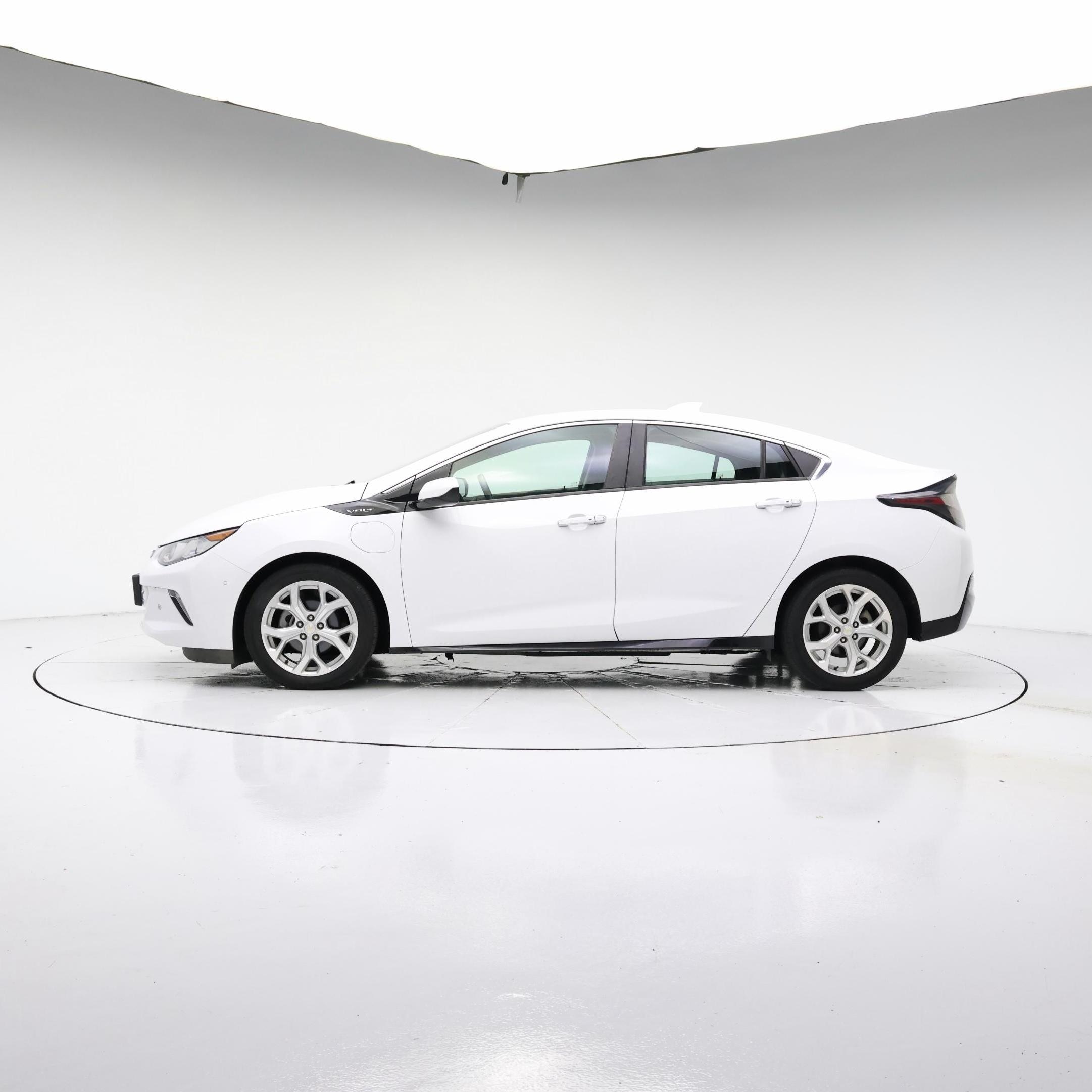 Thumbnail: 2017 Chevrolet Volt - 3