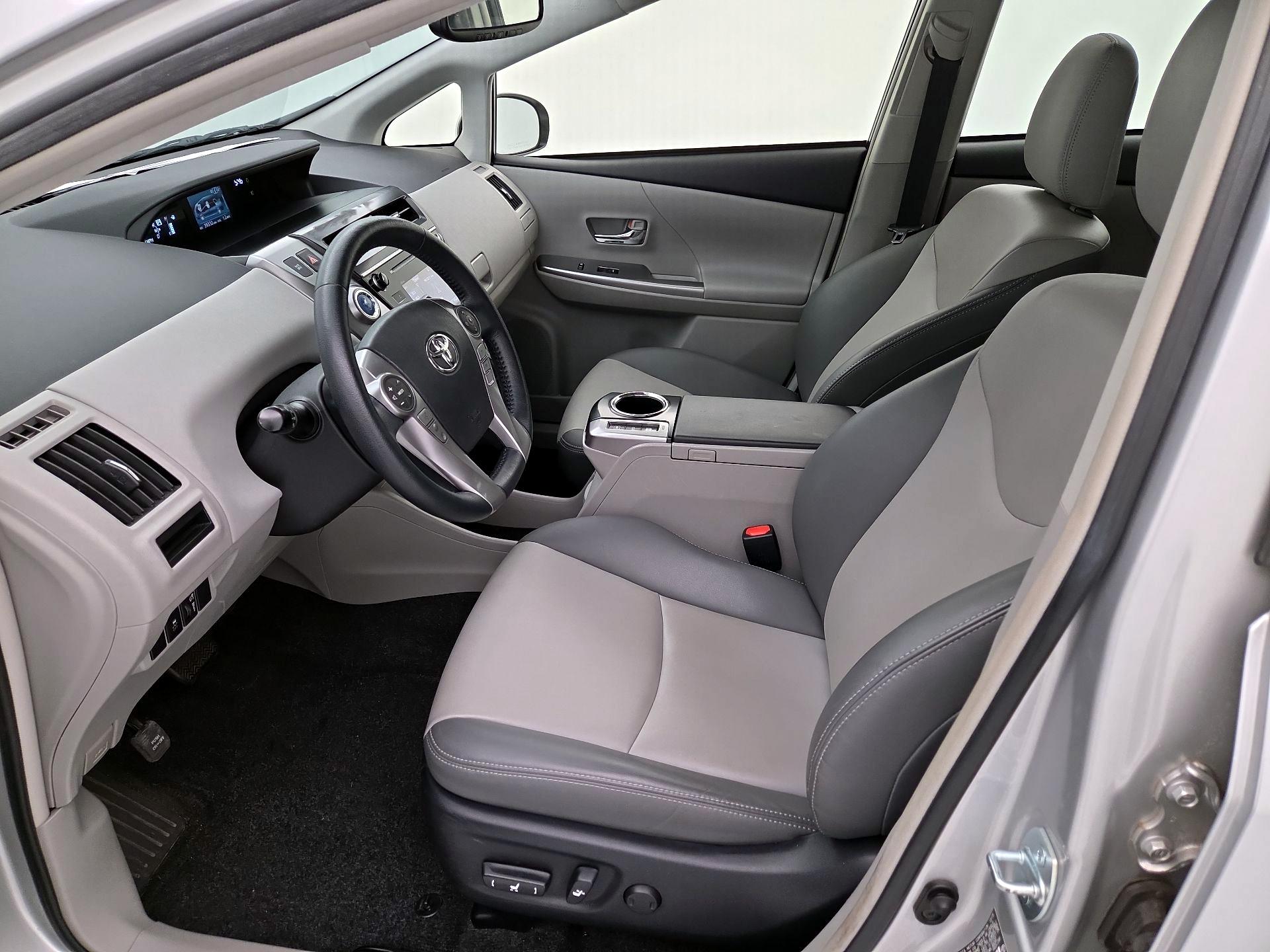 Thumbnail: 2016 Toyota Prius v - 11