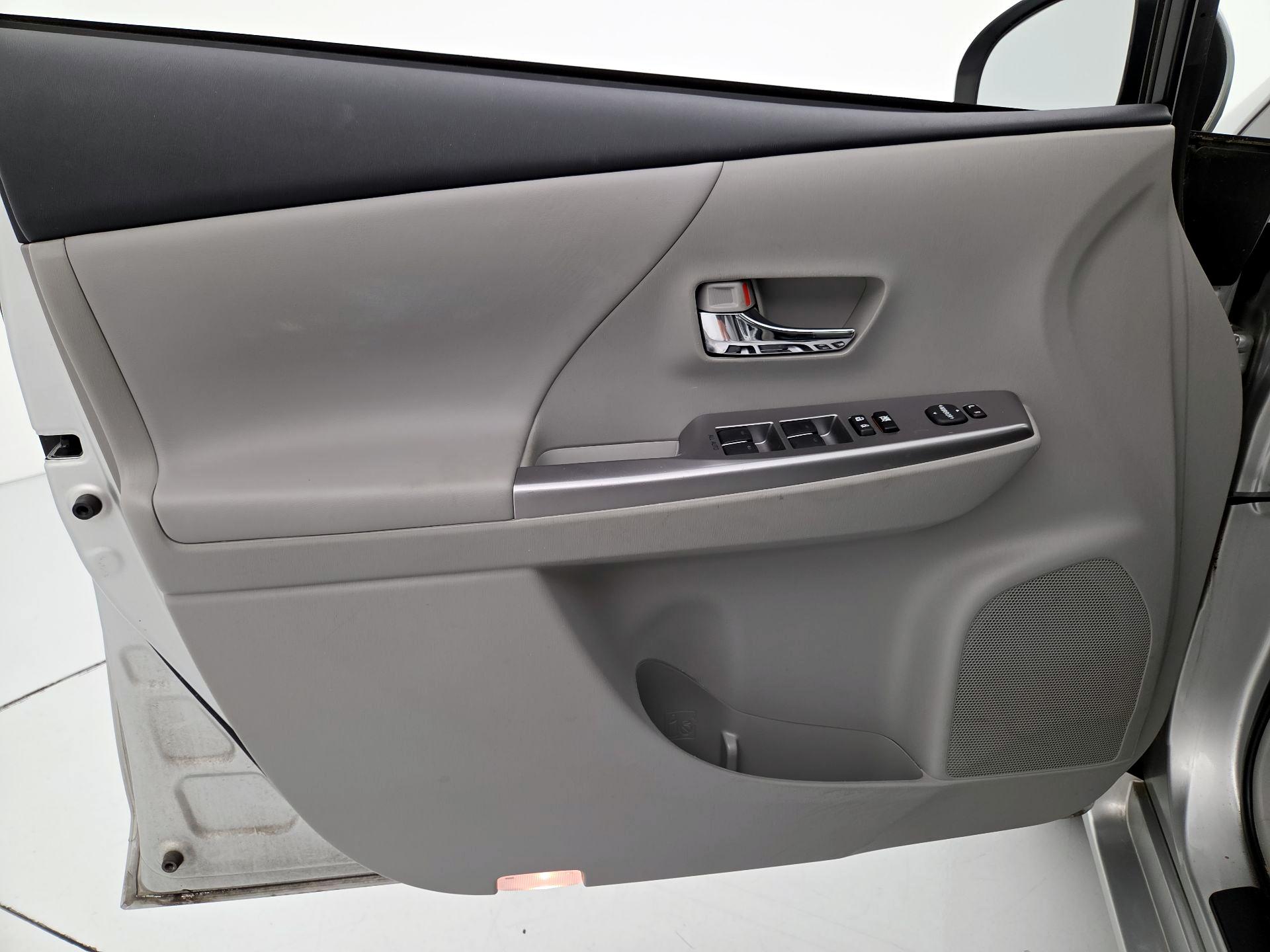 Thumbnail: 2016 Toyota Prius v - 12