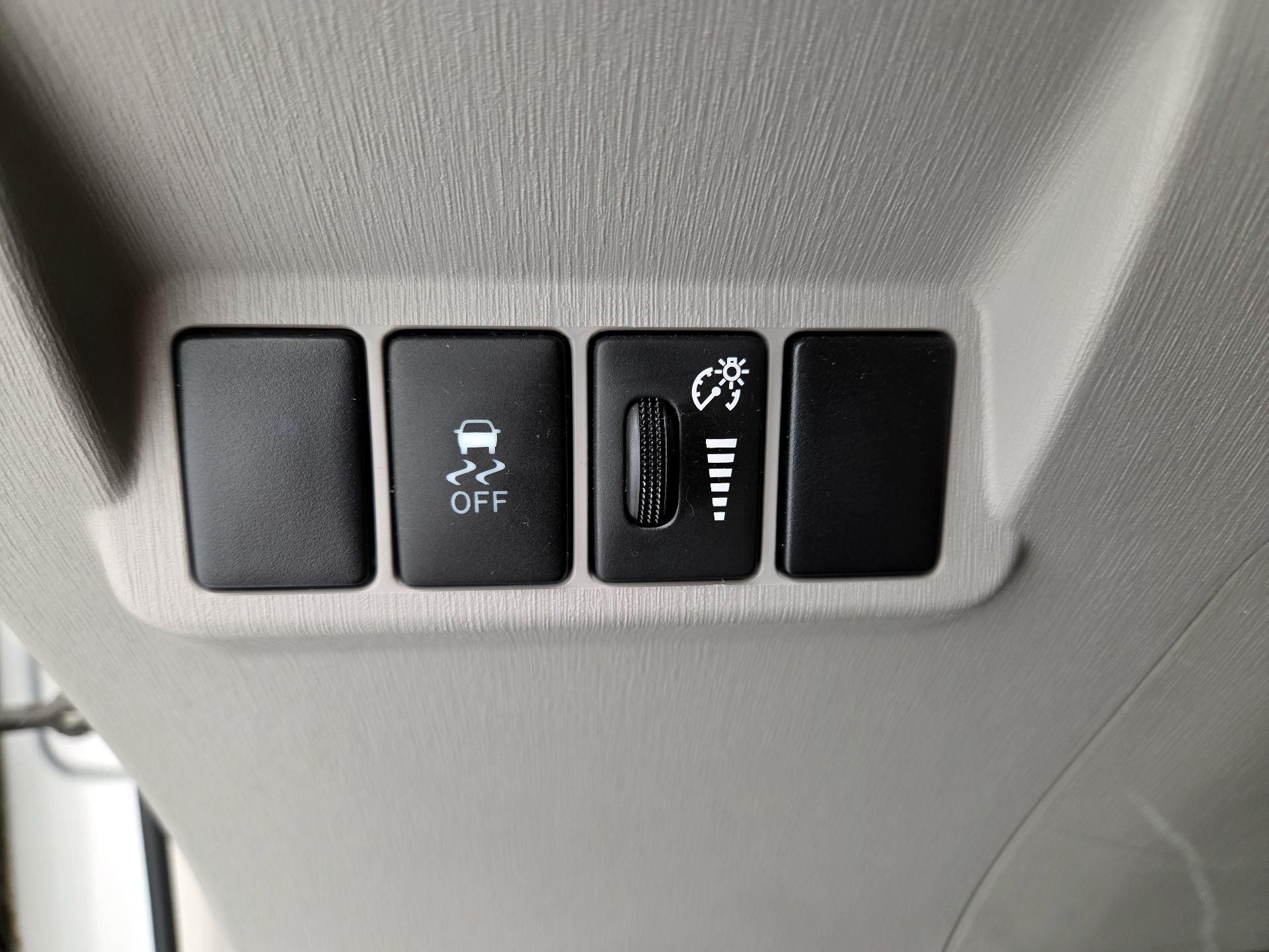 Thumbnail: 2016 Toyota Prius v - 13