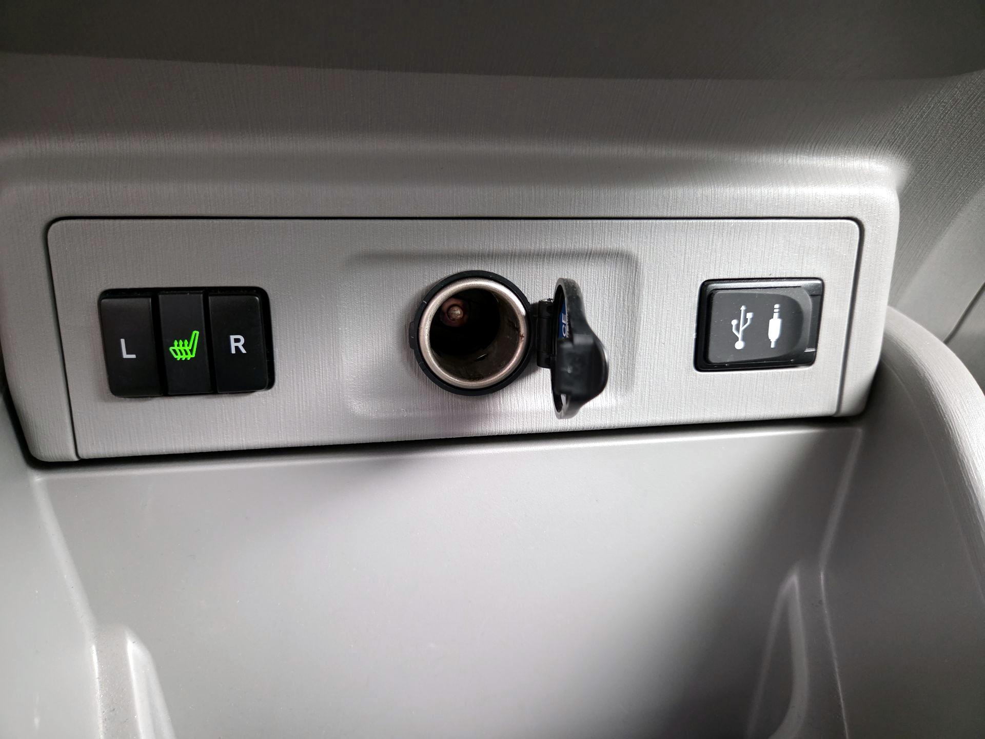 Thumbnail: 2016 Toyota Prius v - 18