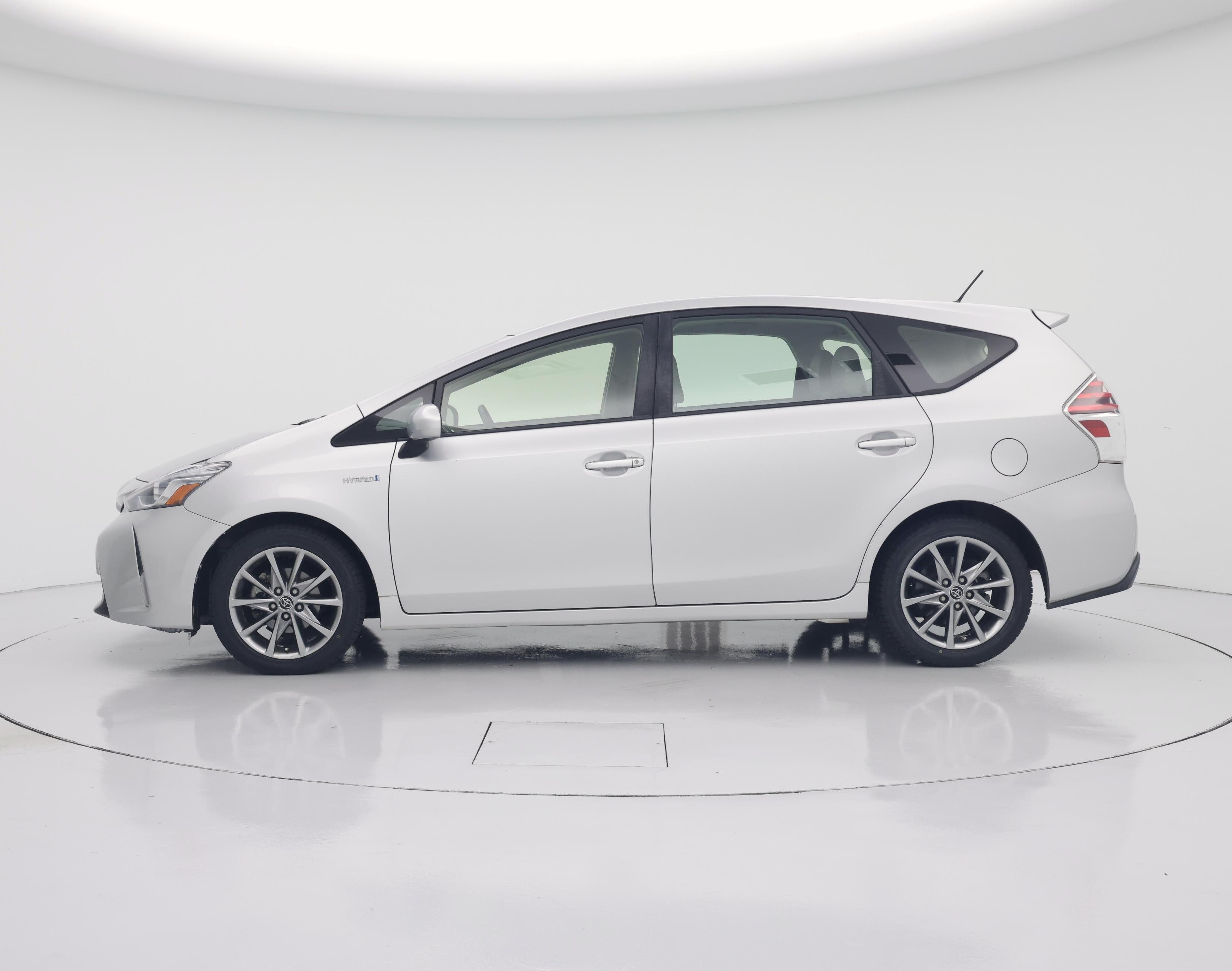 Thumbnail: 2016 Toyota Prius v - 3