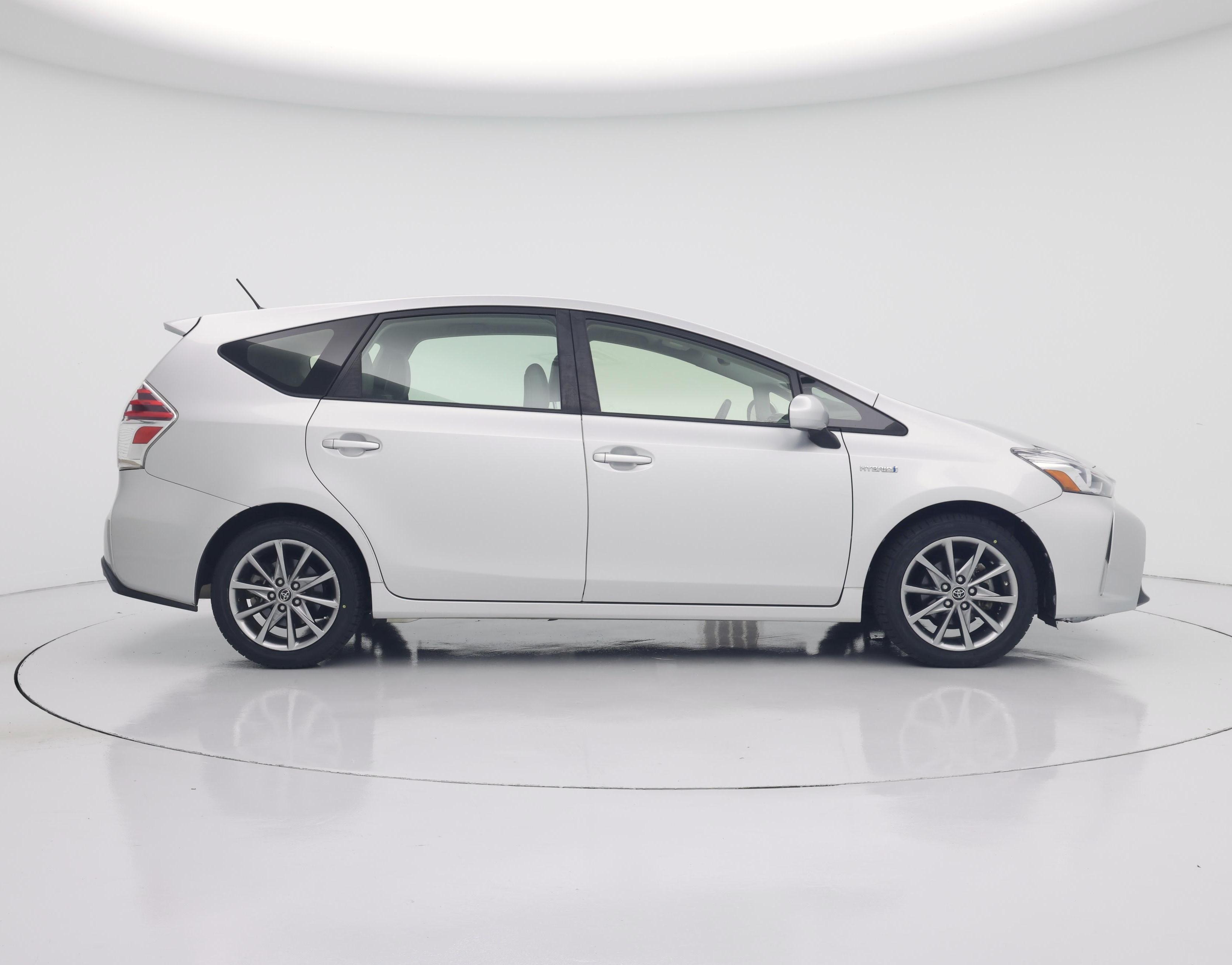 Thumbnail: 2016 Toyota Prius v - 7