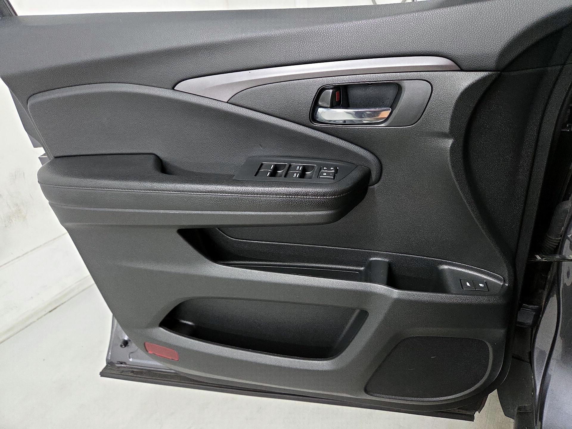 Thumbnail: 2016 Honda Pilot - 10