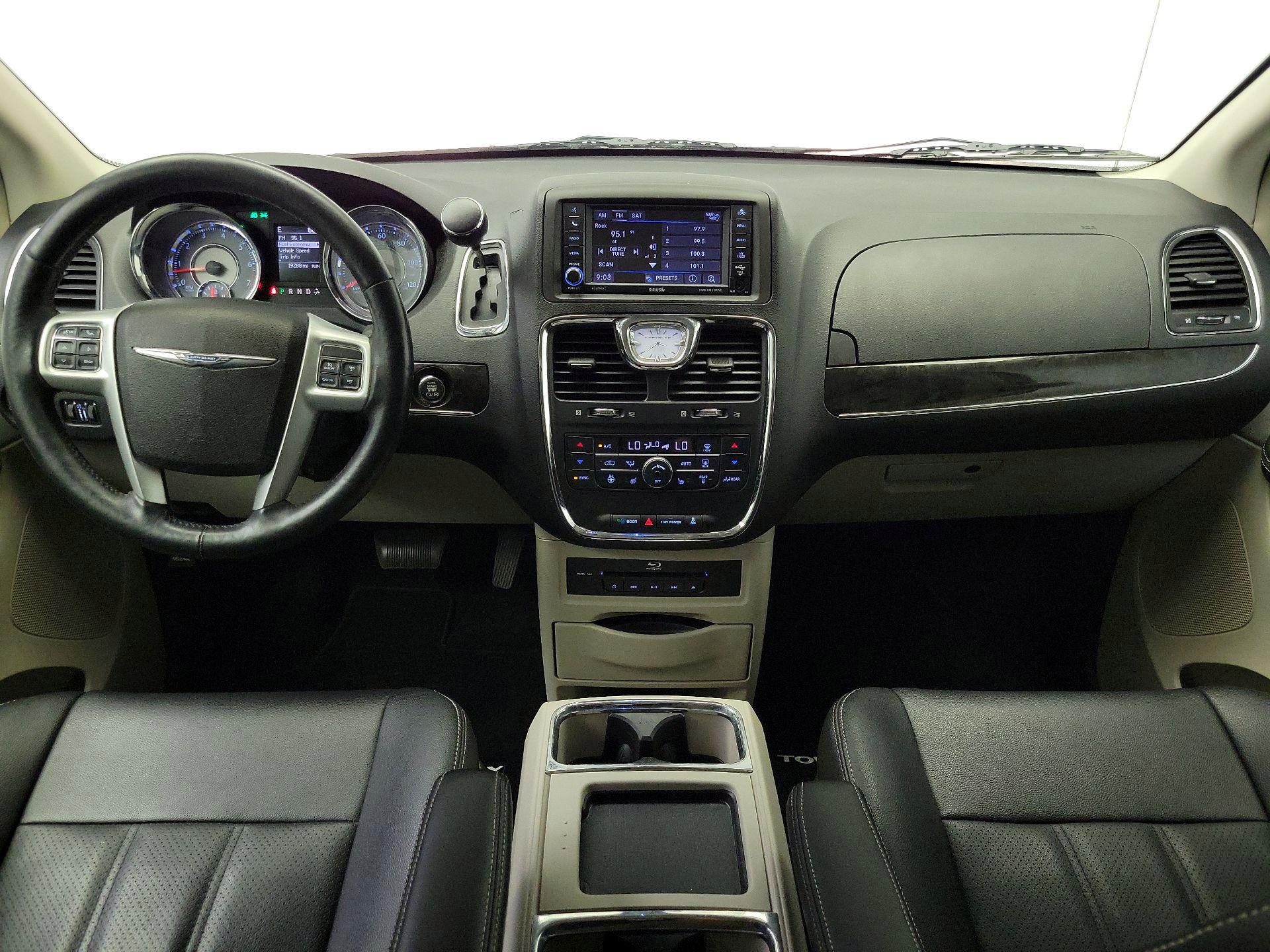 Thumbnail: 2015 Chrysler Town & Country - 9