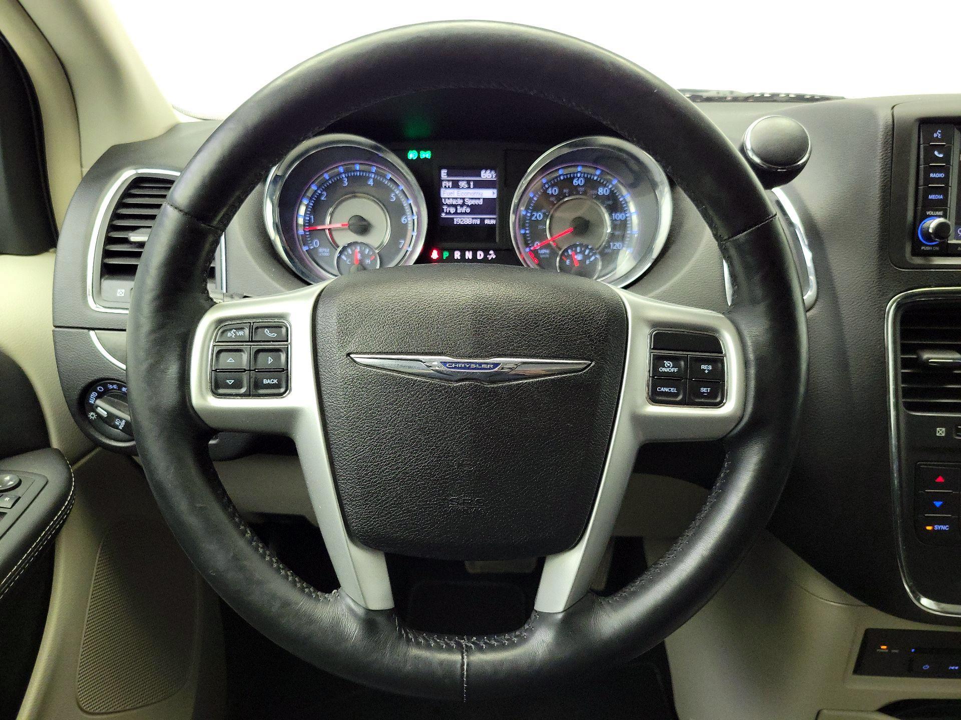 Thumbnail: 2015 Chrysler Town & Country - 10