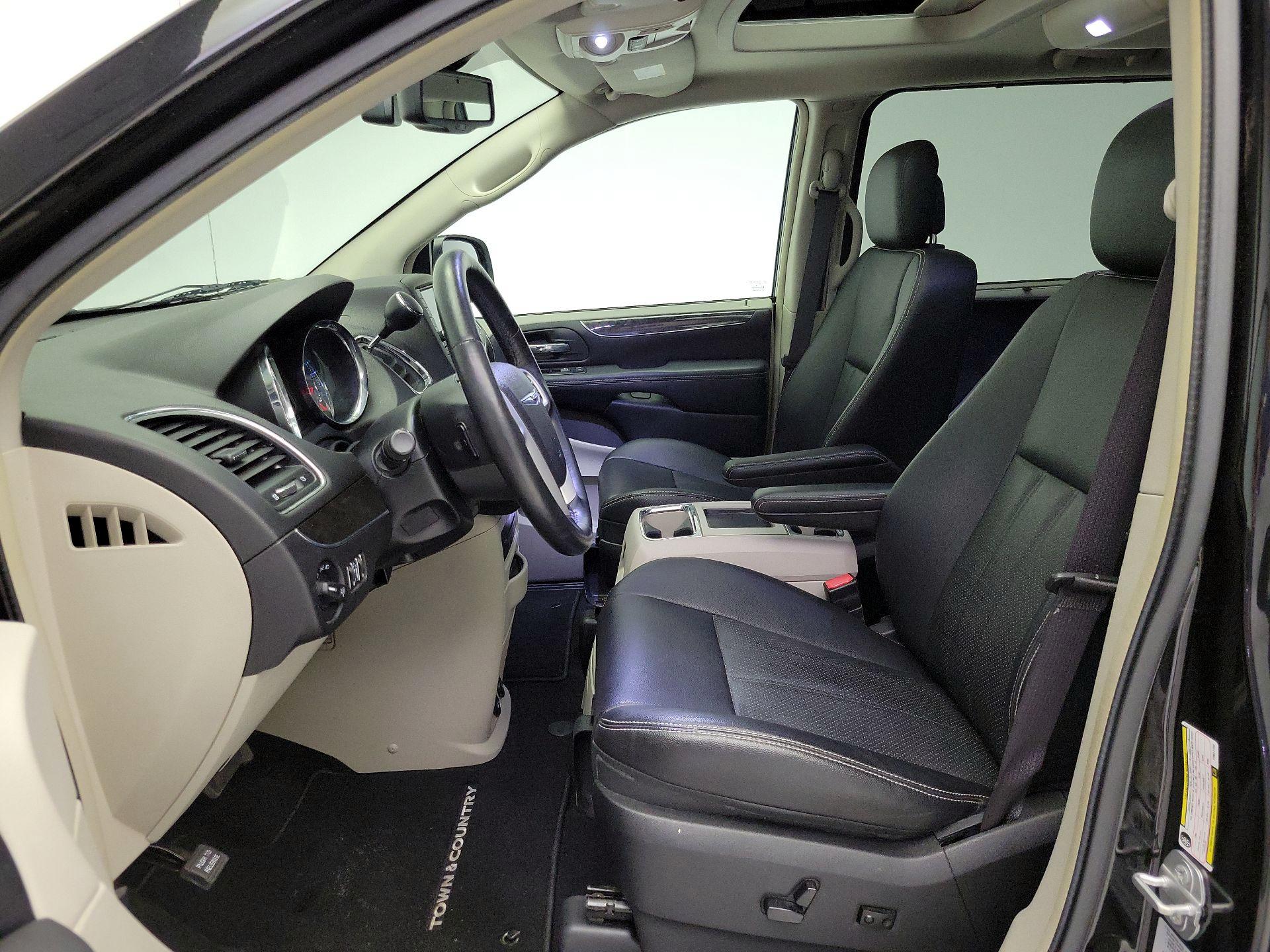 Thumbnail: 2015 Chrysler Town & Country - 11