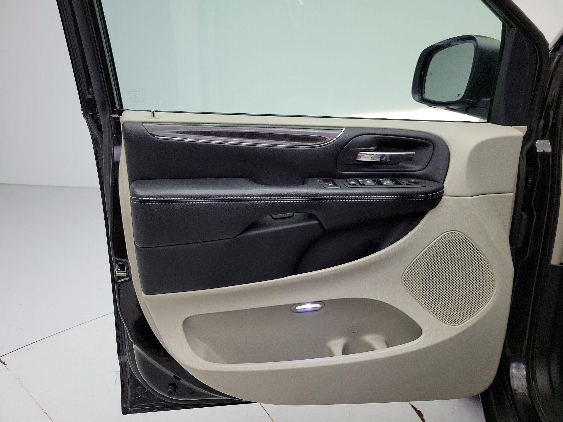 Thumbnail: 2015 Chrysler Town & Country - 12