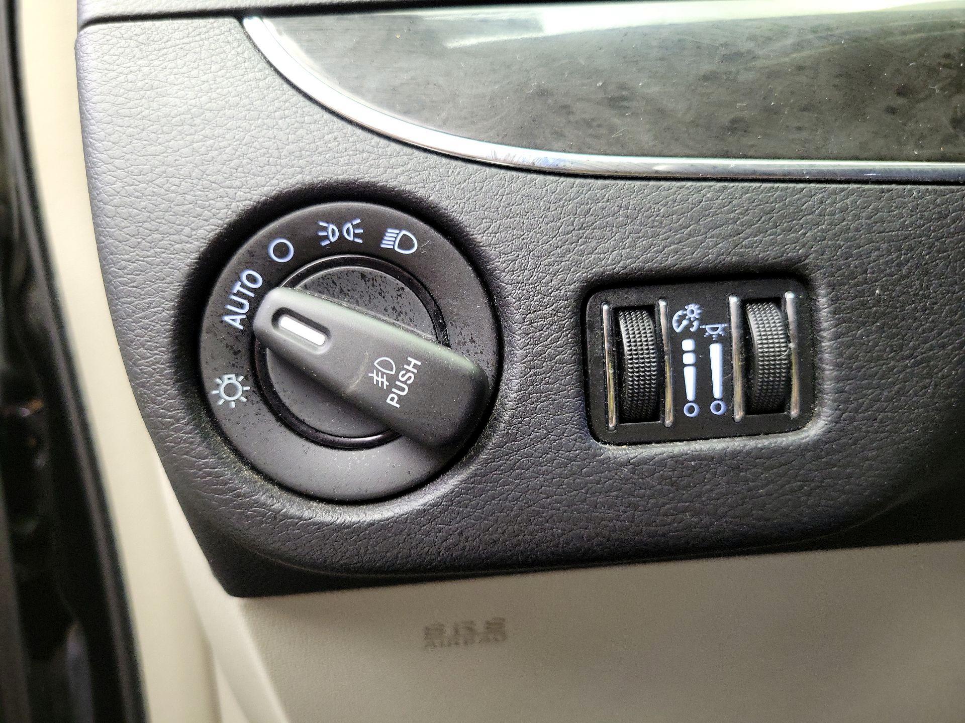 Thumbnail: 2015 Chrysler Town & Country - 13