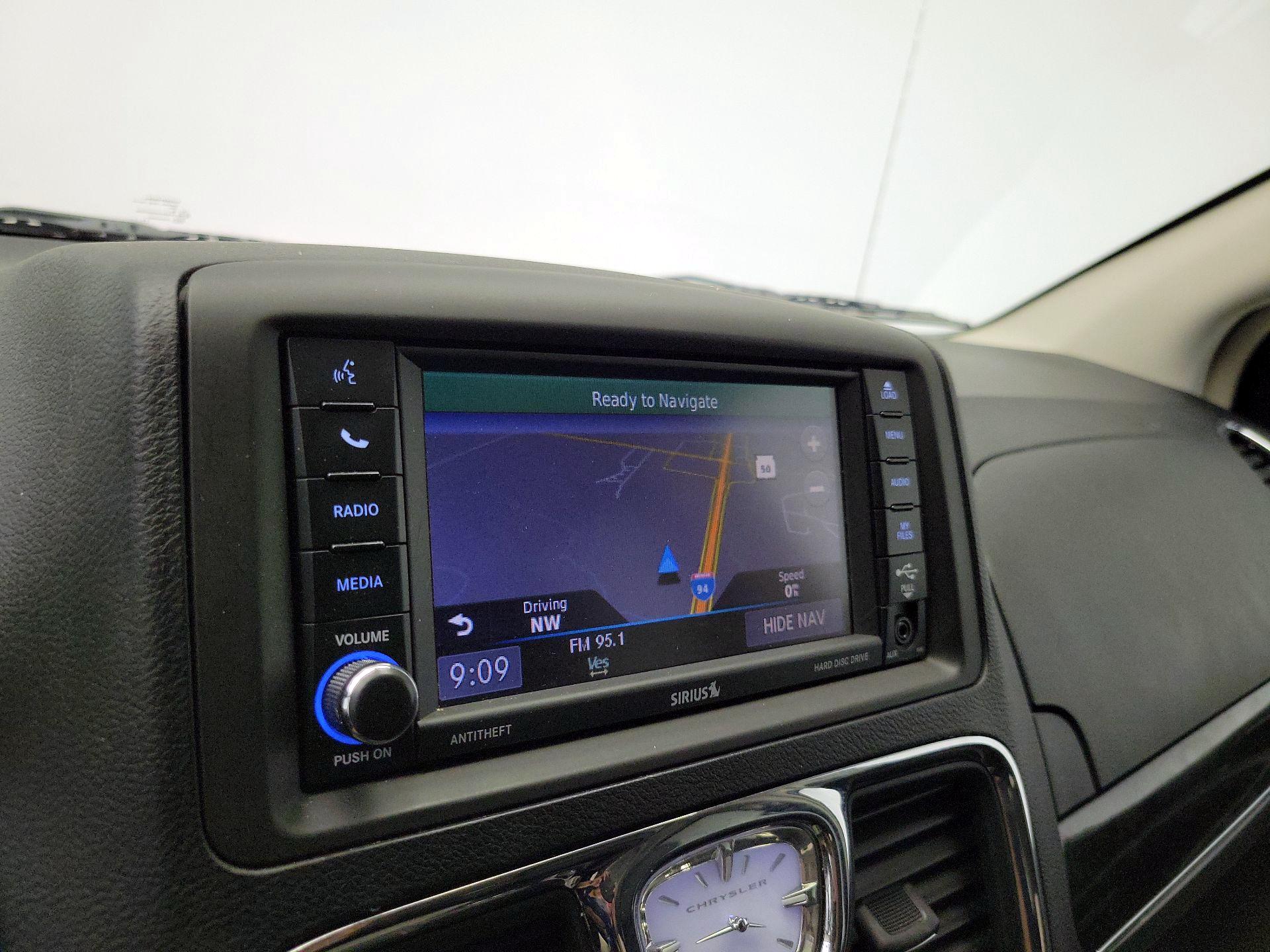 Thumbnail: 2015 Chrysler Town & Country - 14