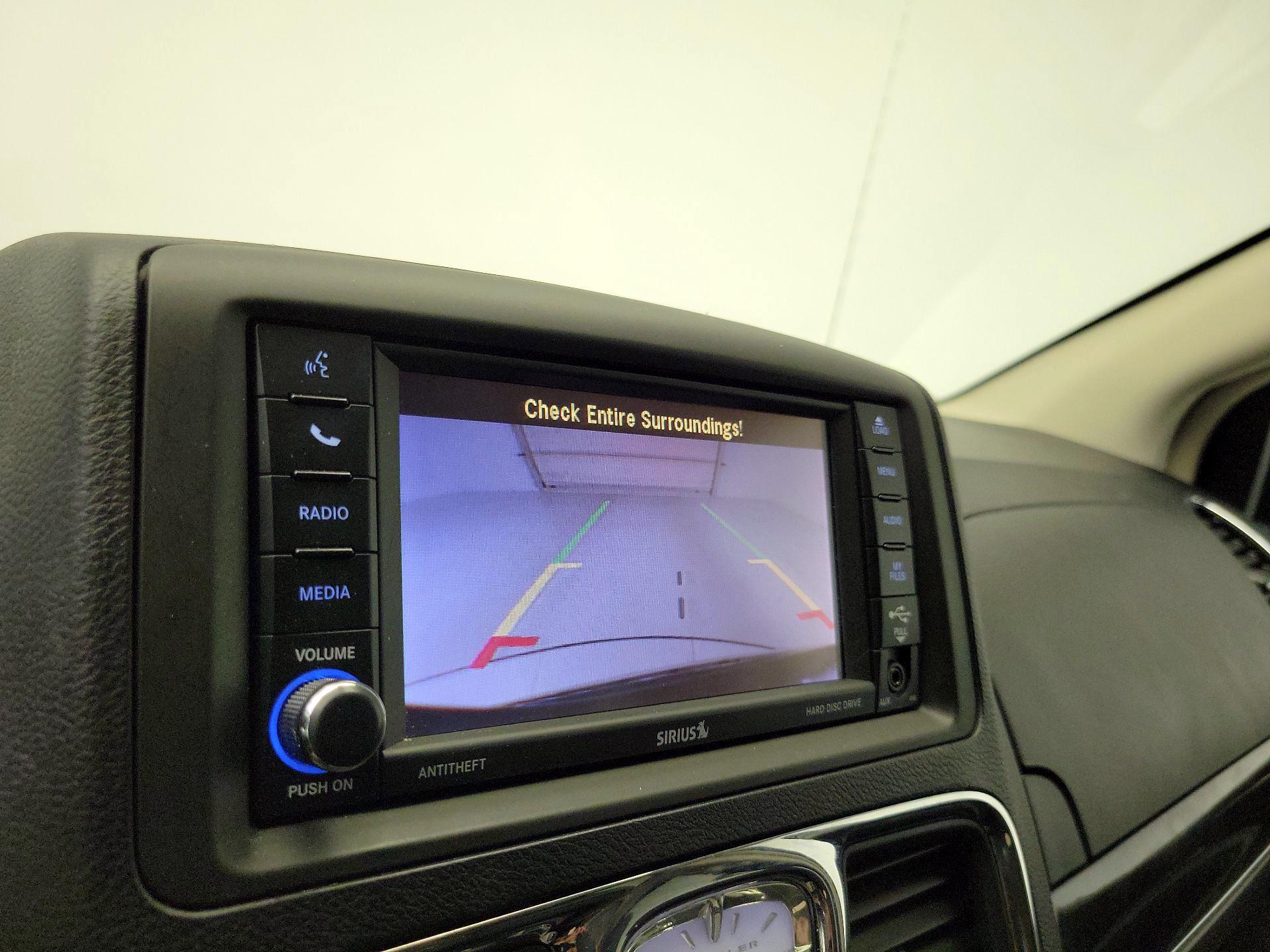 Thumbnail: 2015 Chrysler Town & Country - 15