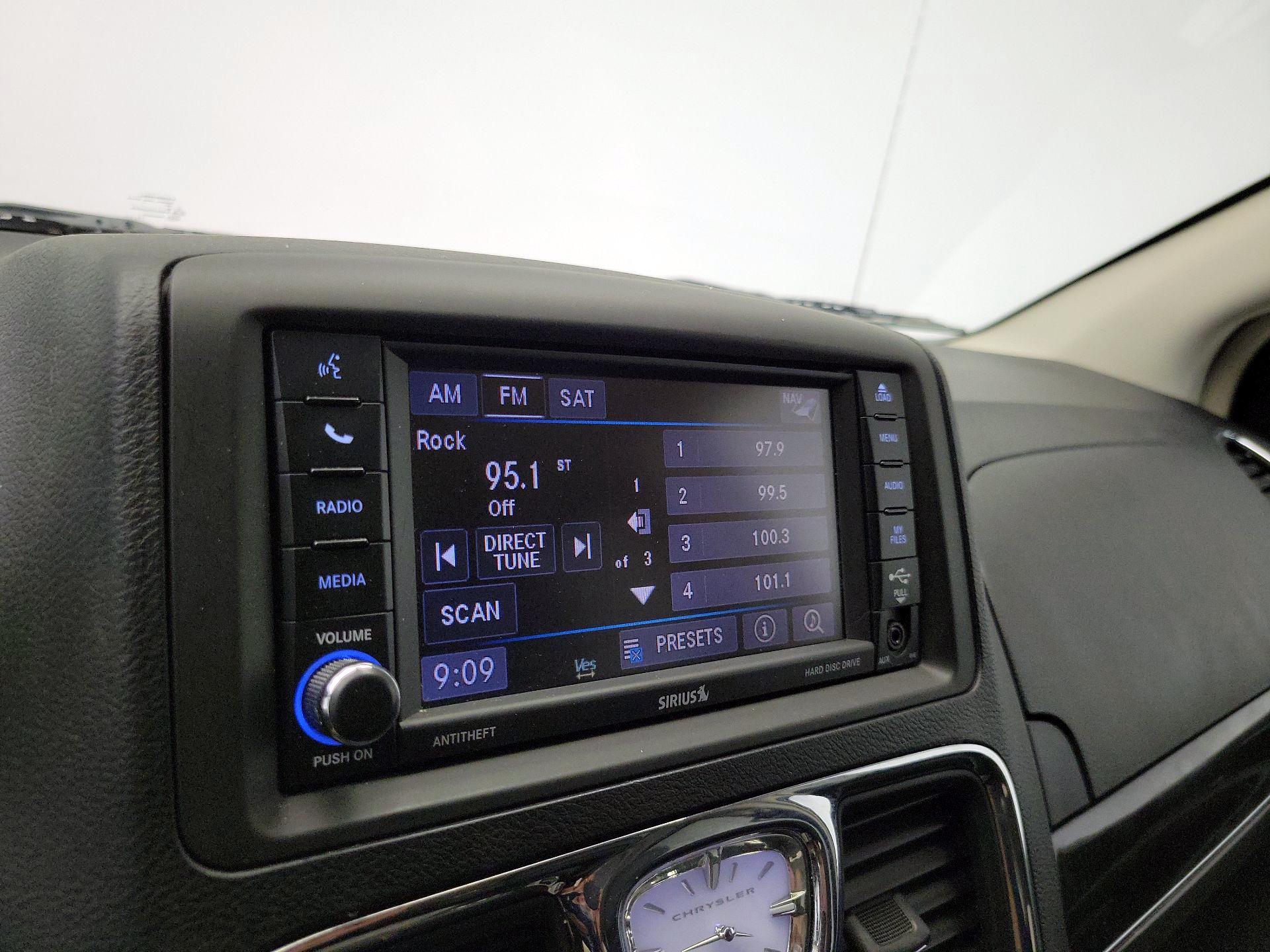 Thumbnail: 2015 Chrysler Town & Country - 16
