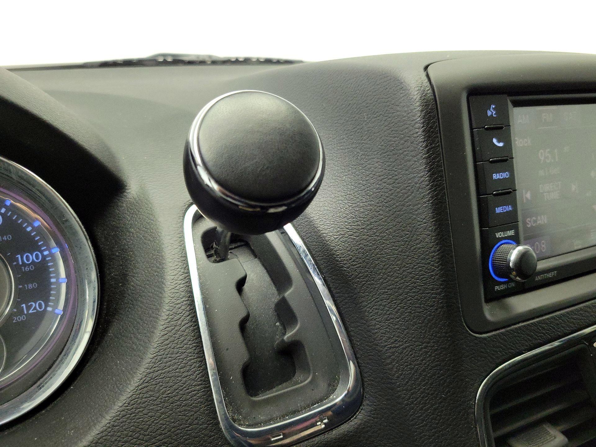 Thumbnail: 2015 Chrysler Town & Country - 18