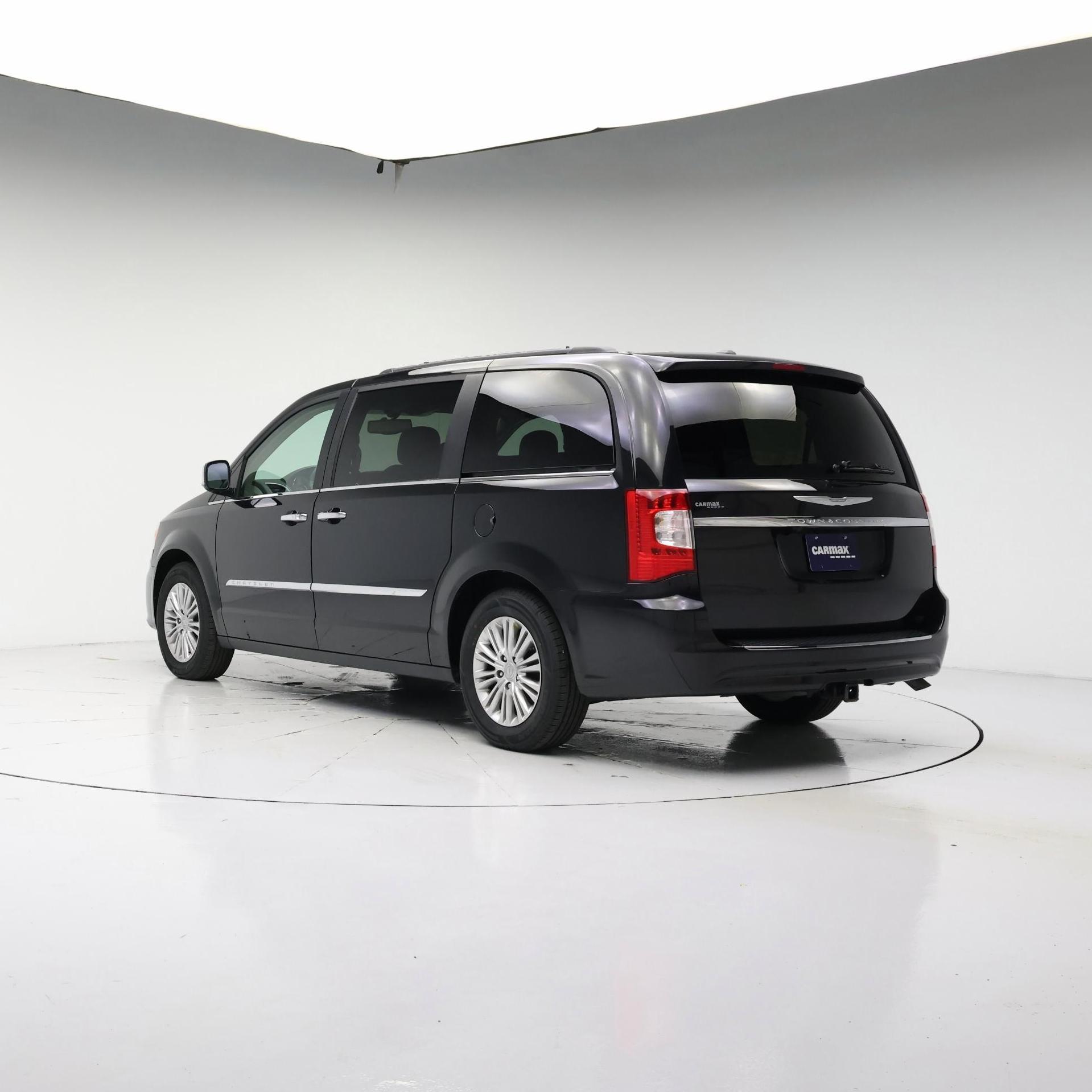 Thumbnail: 2015 Chrysler Town & Country - 2