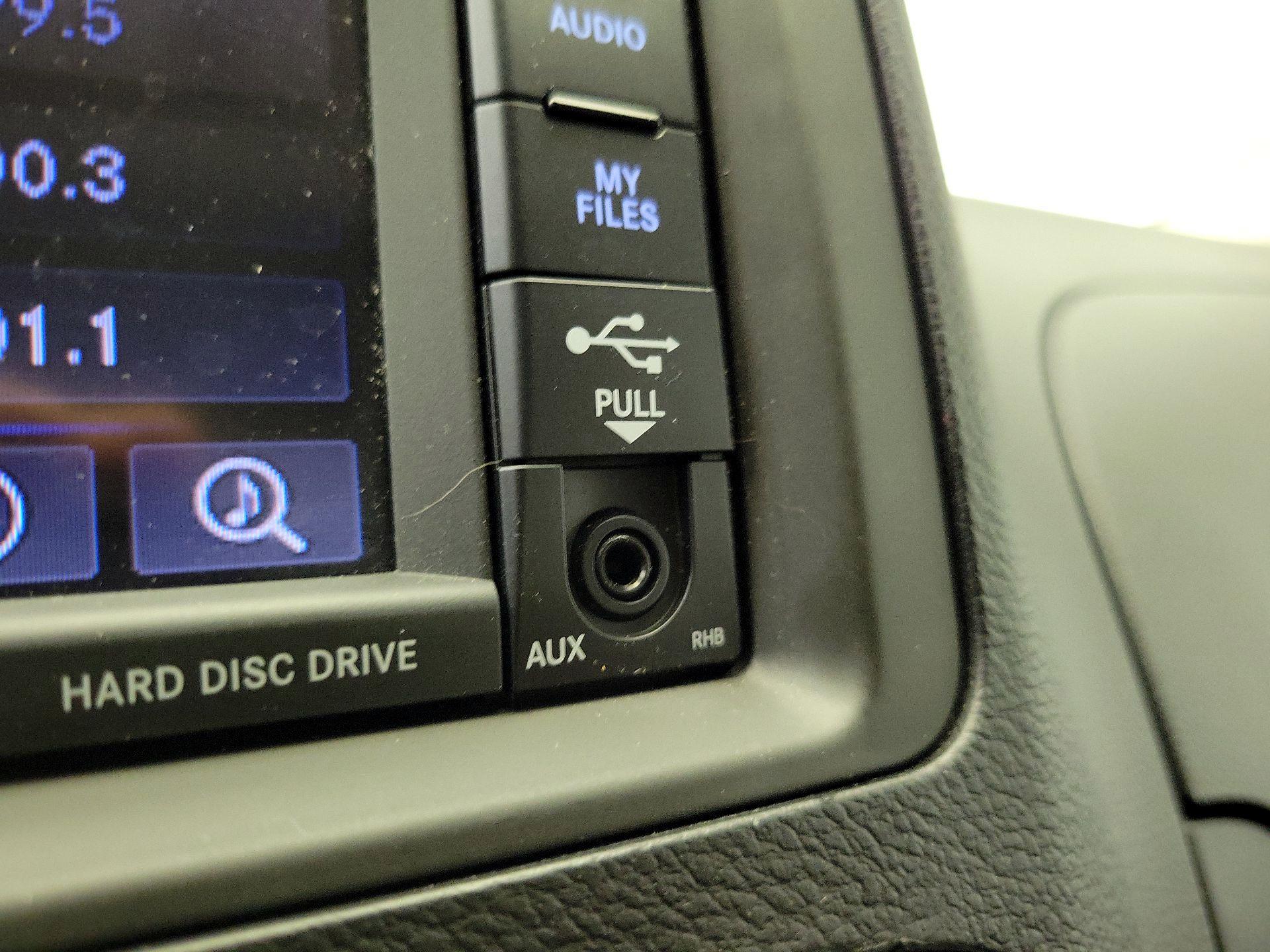 Thumbnail: 2015 Chrysler Town & Country - 19