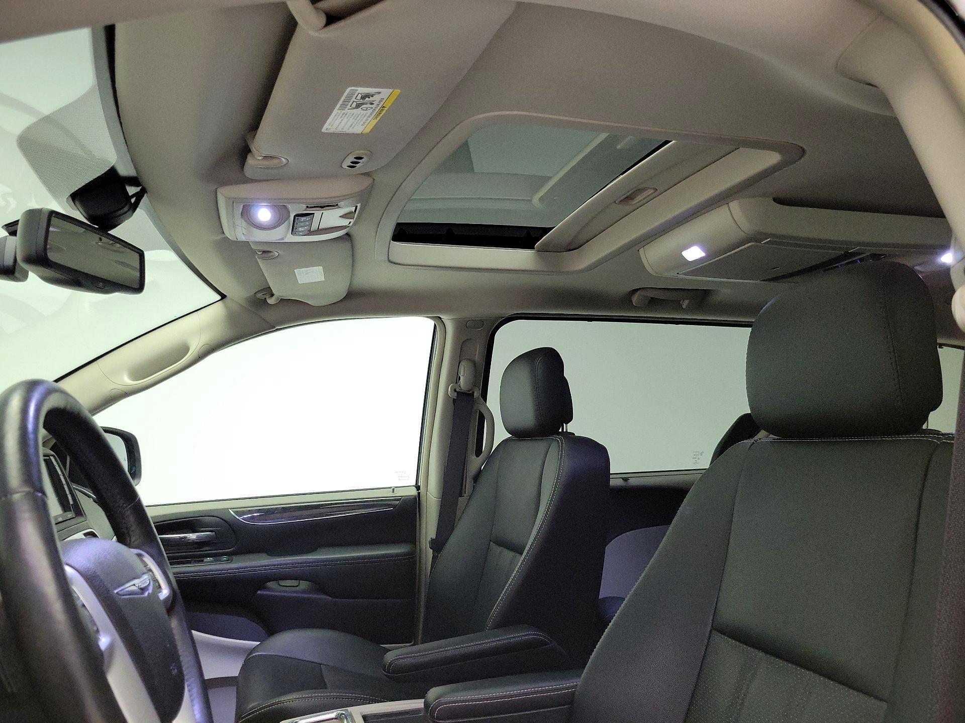 Thumbnail: 2015 Chrysler Town & Country - 20