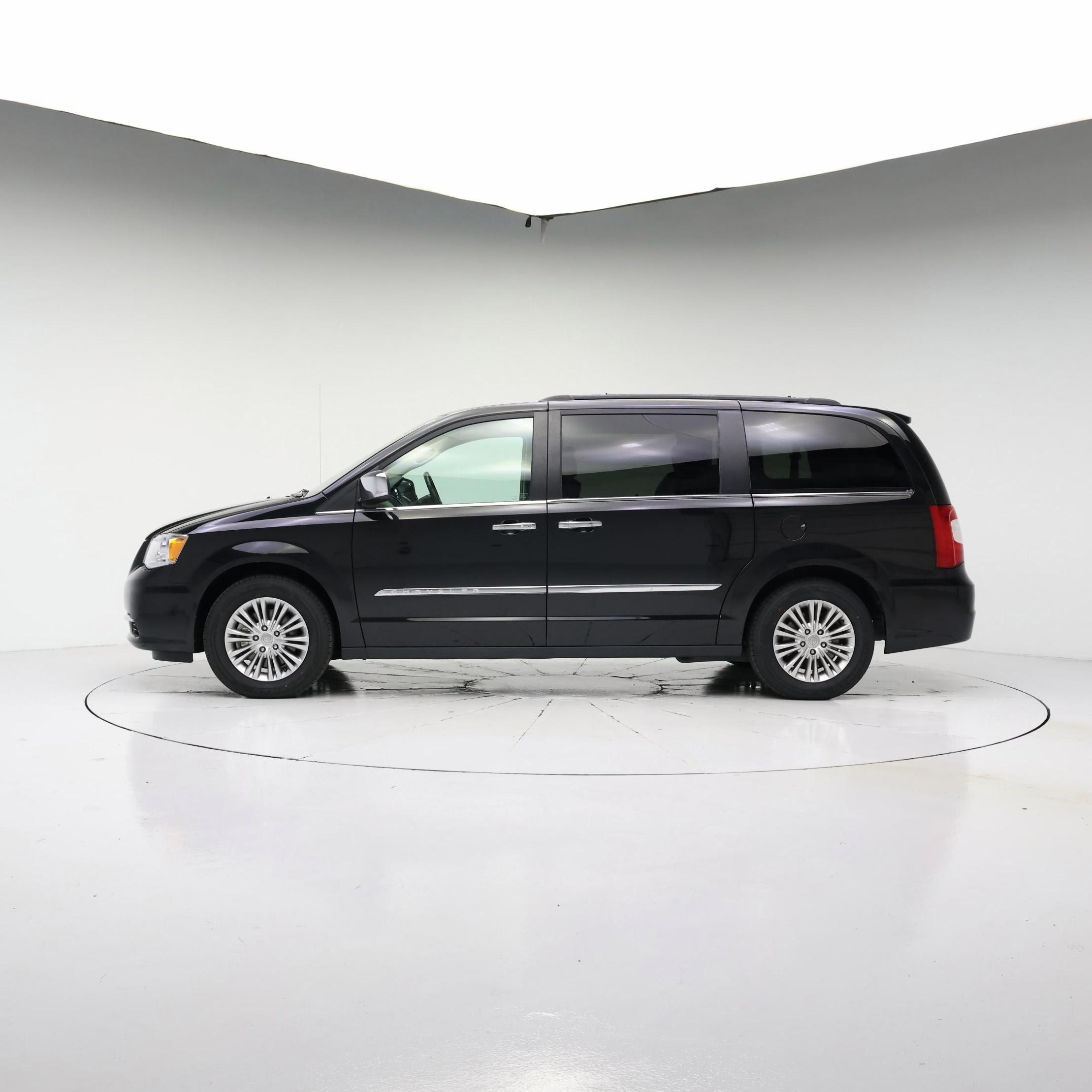 Thumbnail: 2015 Chrysler Town & Country - 3