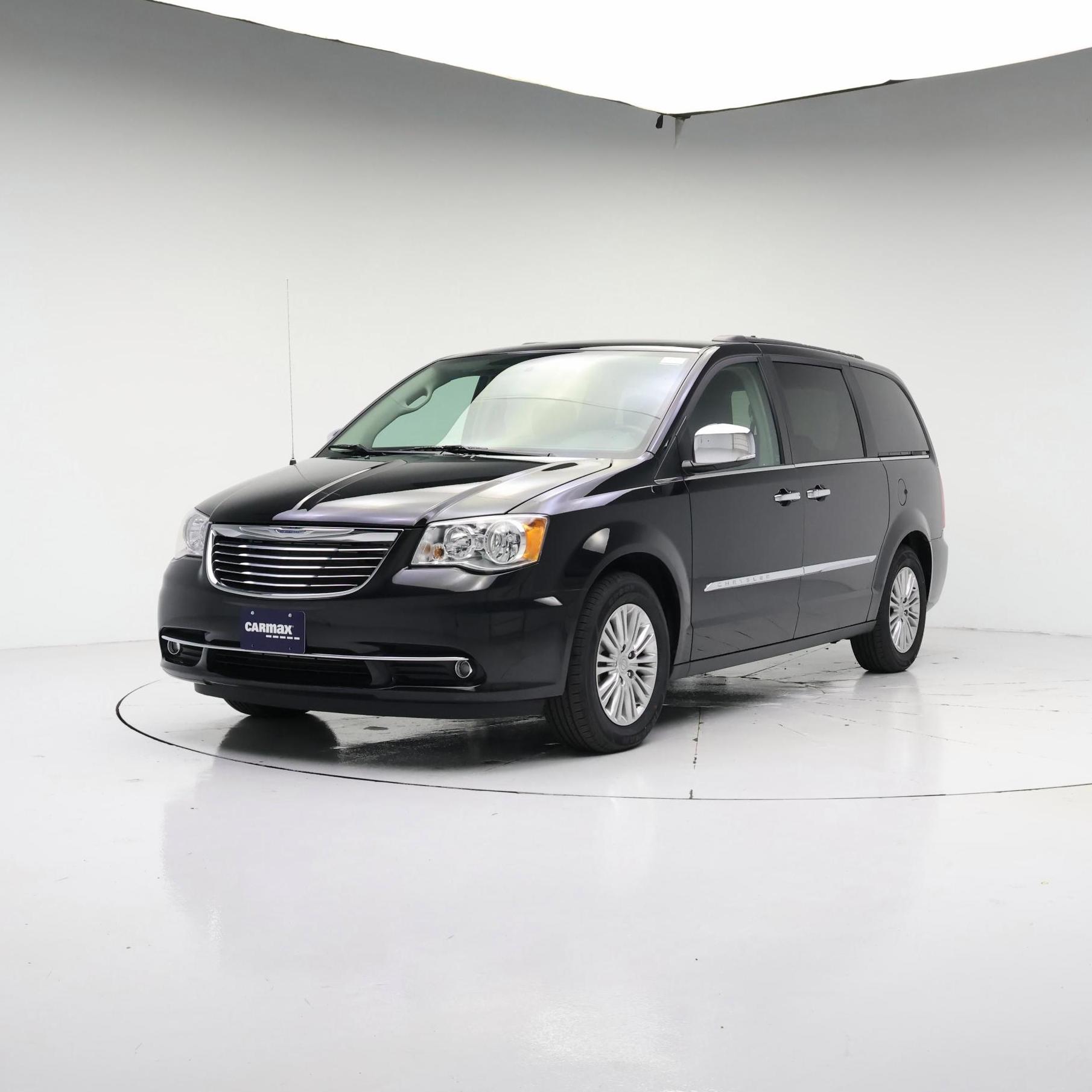 Thumbnail: 2015 Chrysler Town & Country - 4