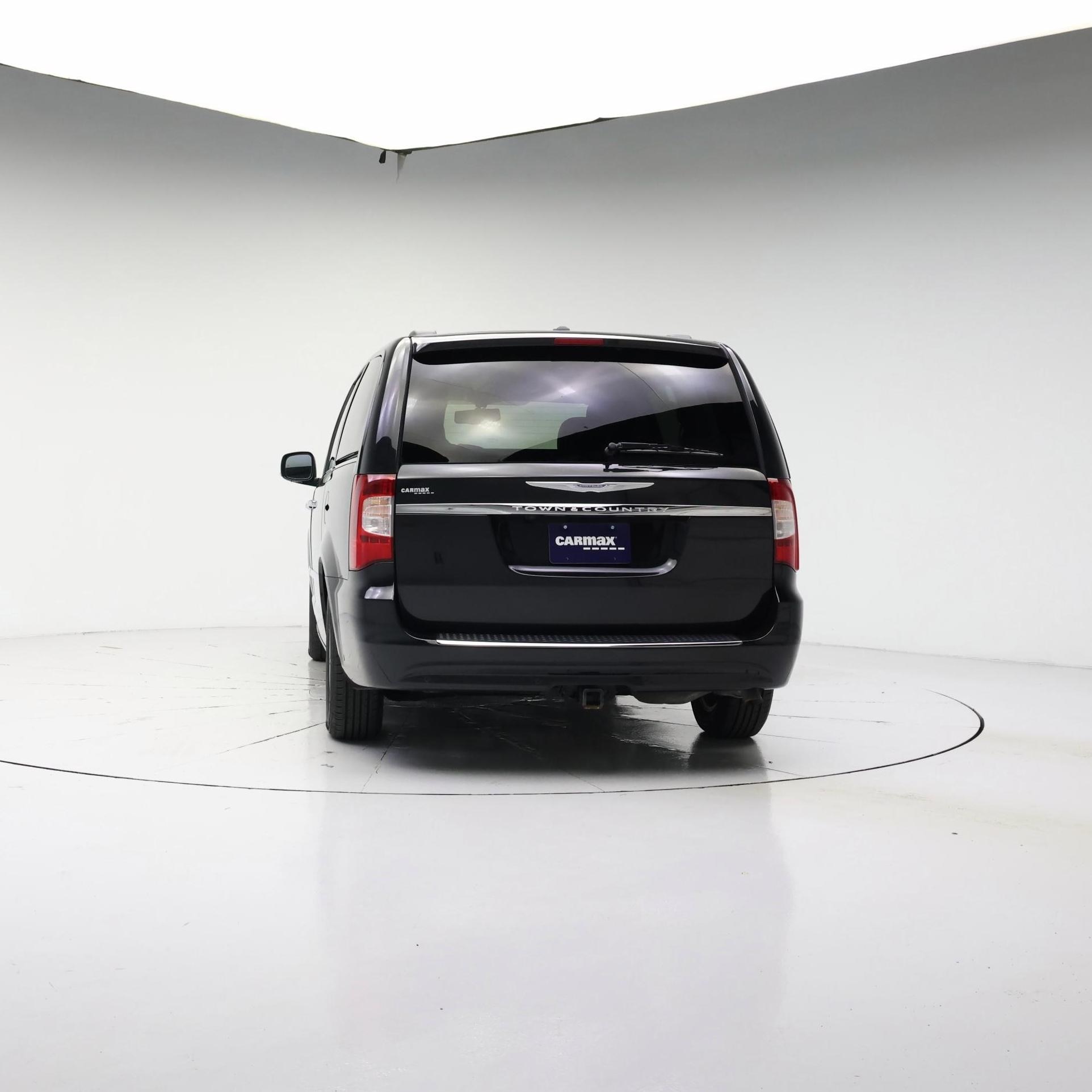 Thumbnail: 2015 Chrysler Town & Country - 6