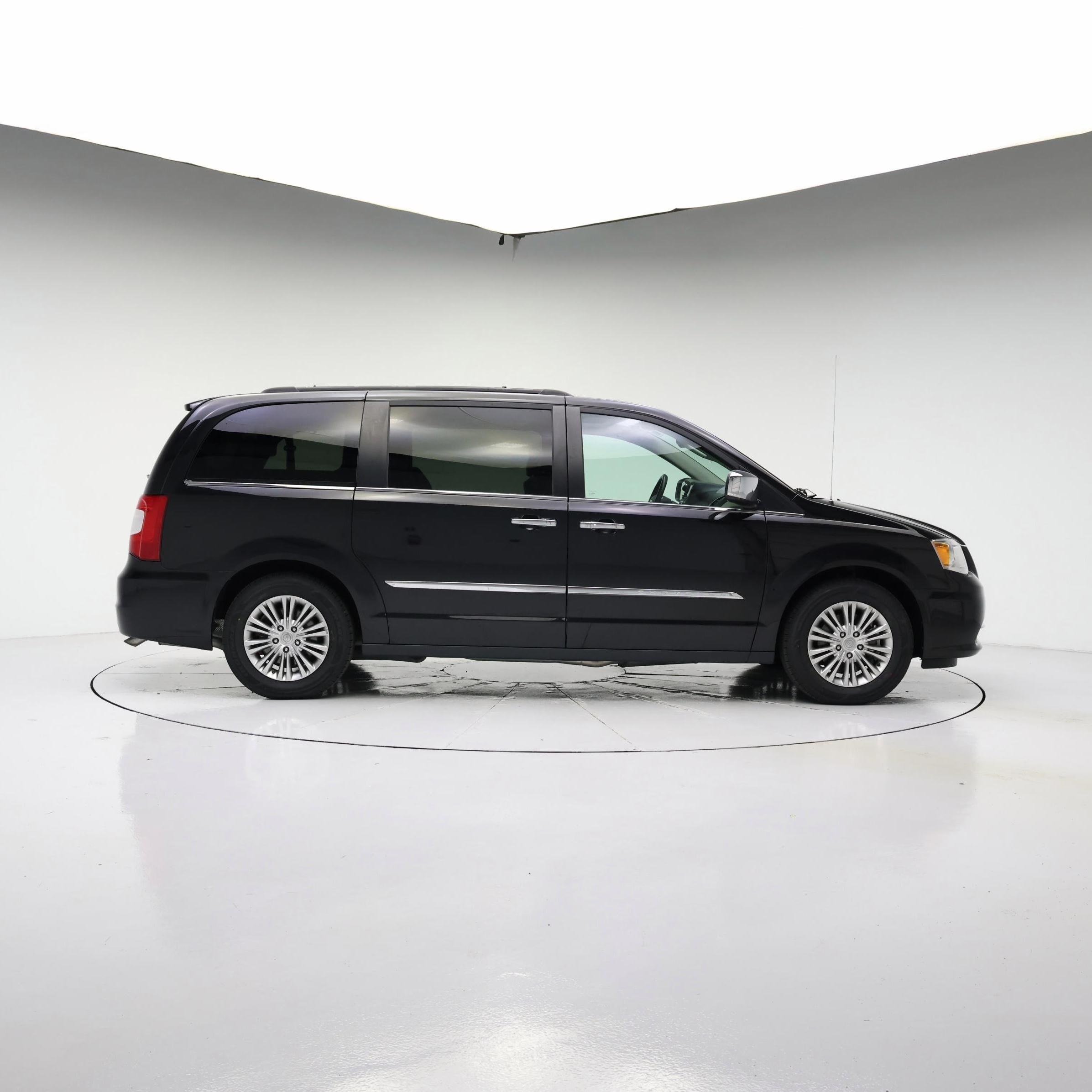 Thumbnail: 2015 Chrysler Town & Country - 7