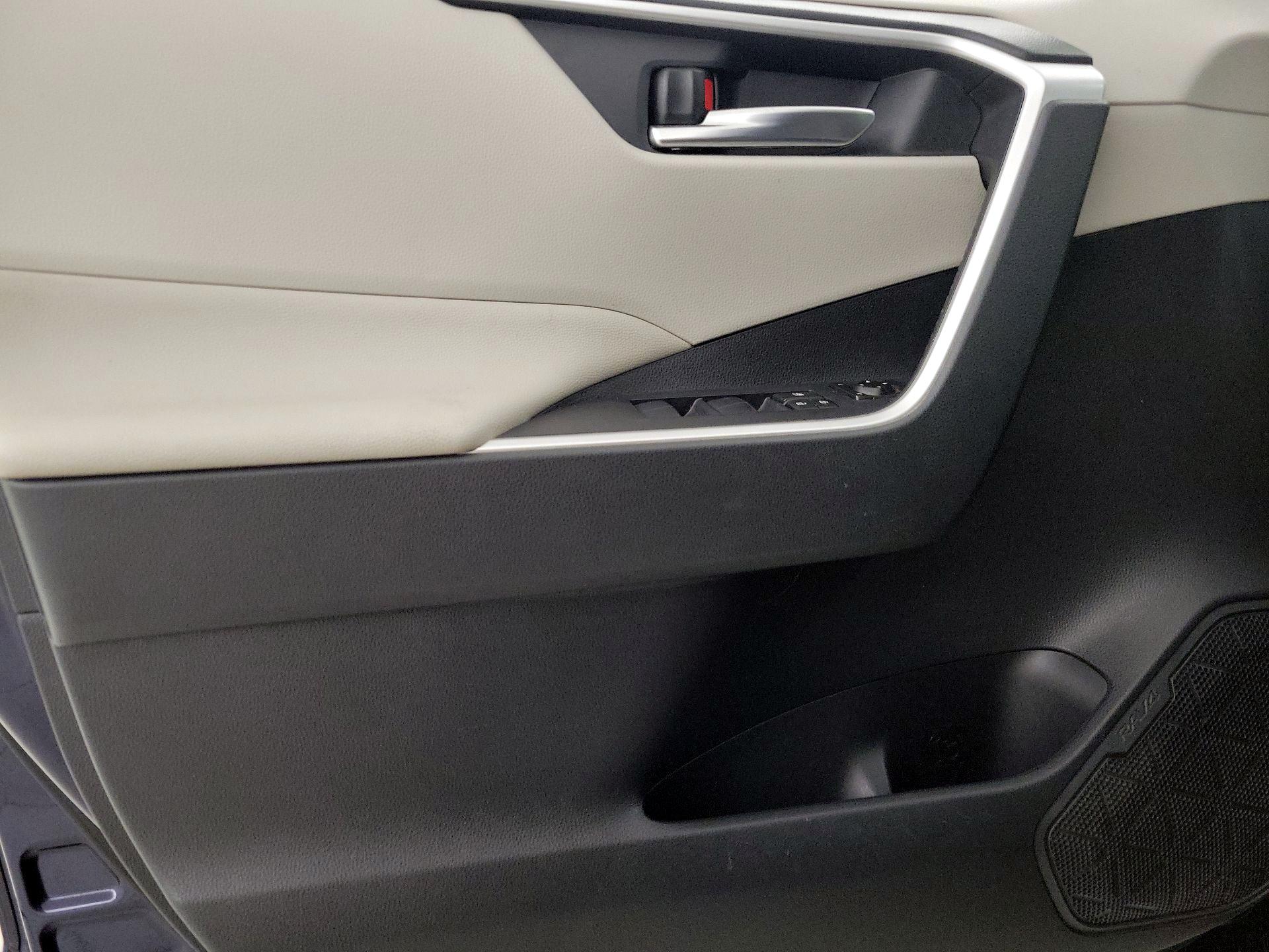 Thumbnail: 2019 Toyota RAV4 - 12