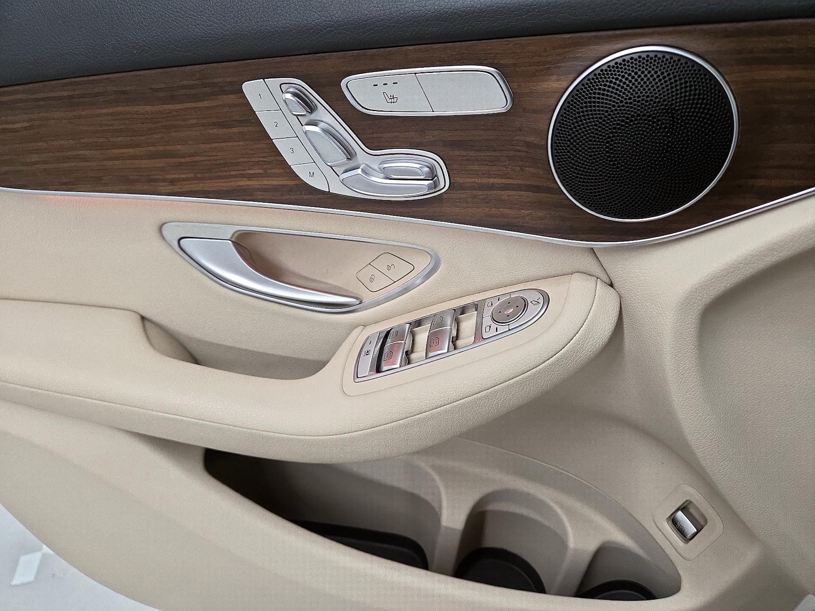 2021 Mercedes-Benz GLC GLC300 - Photo 11