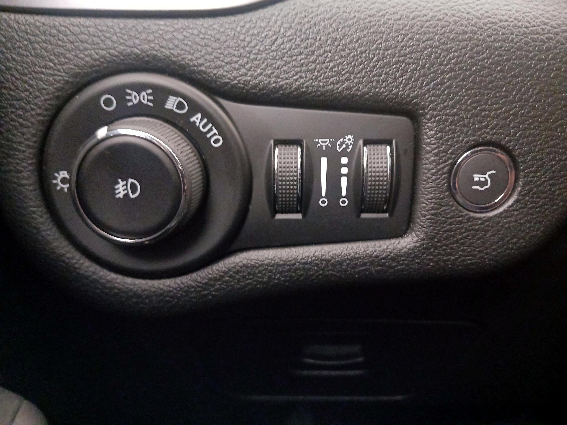 Thumbnail: 2019 Jeep Cherokee - 13
