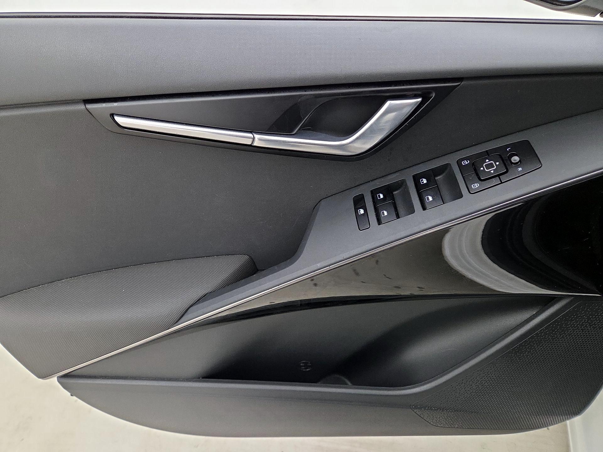Thumbnail: 2023 Kia Niro - 12