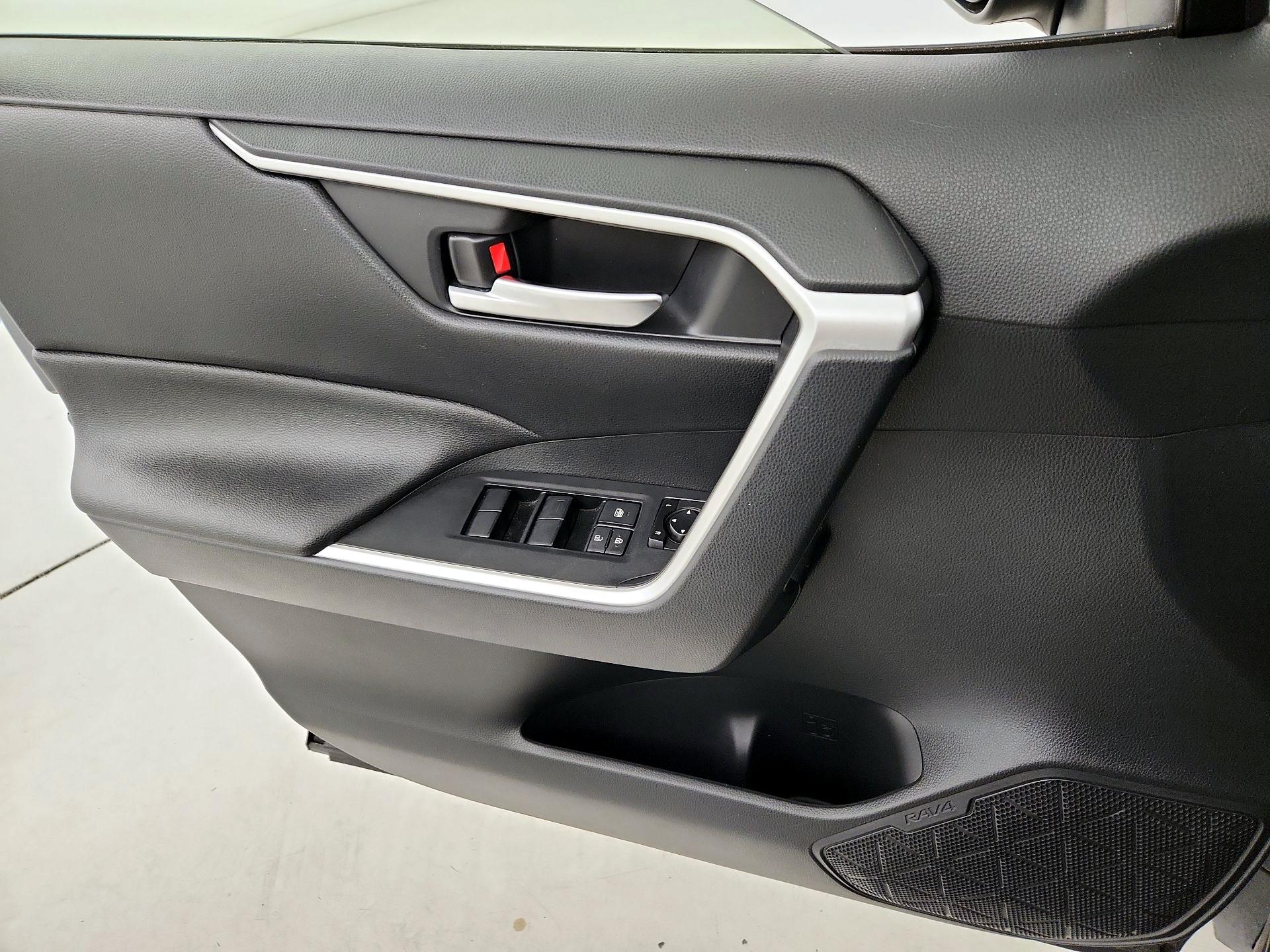 Thumbnail: 2019 Toyota RAV4 - 12