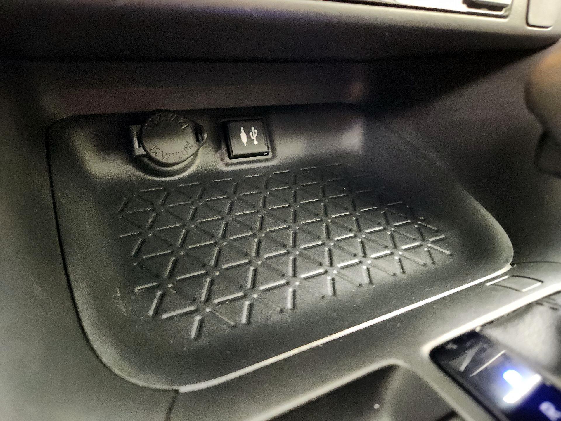 Thumbnail: 2019 Toyota RAV4 - 18
