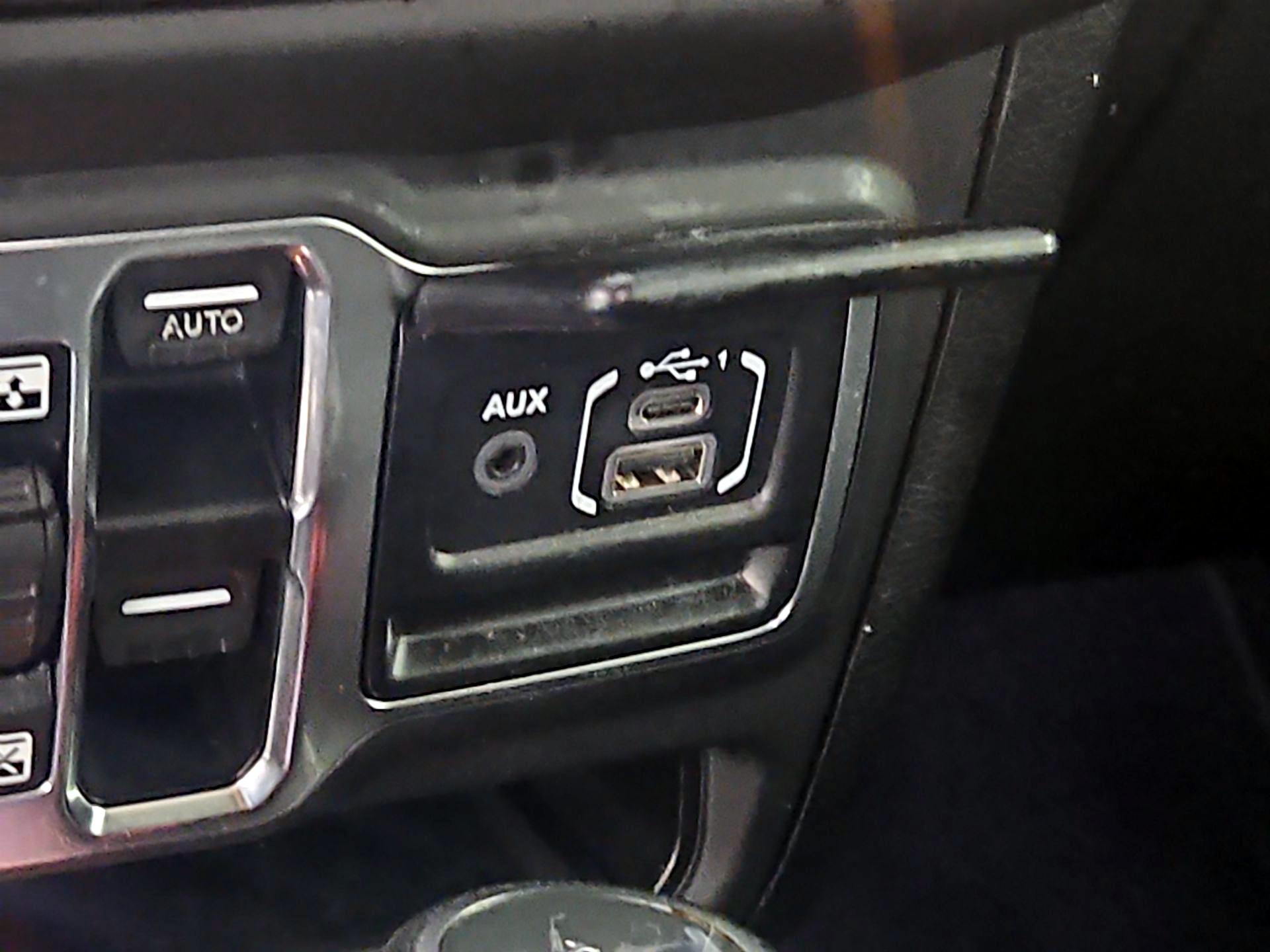 Thumbnail: 2019 Jeep Wrangler - 18