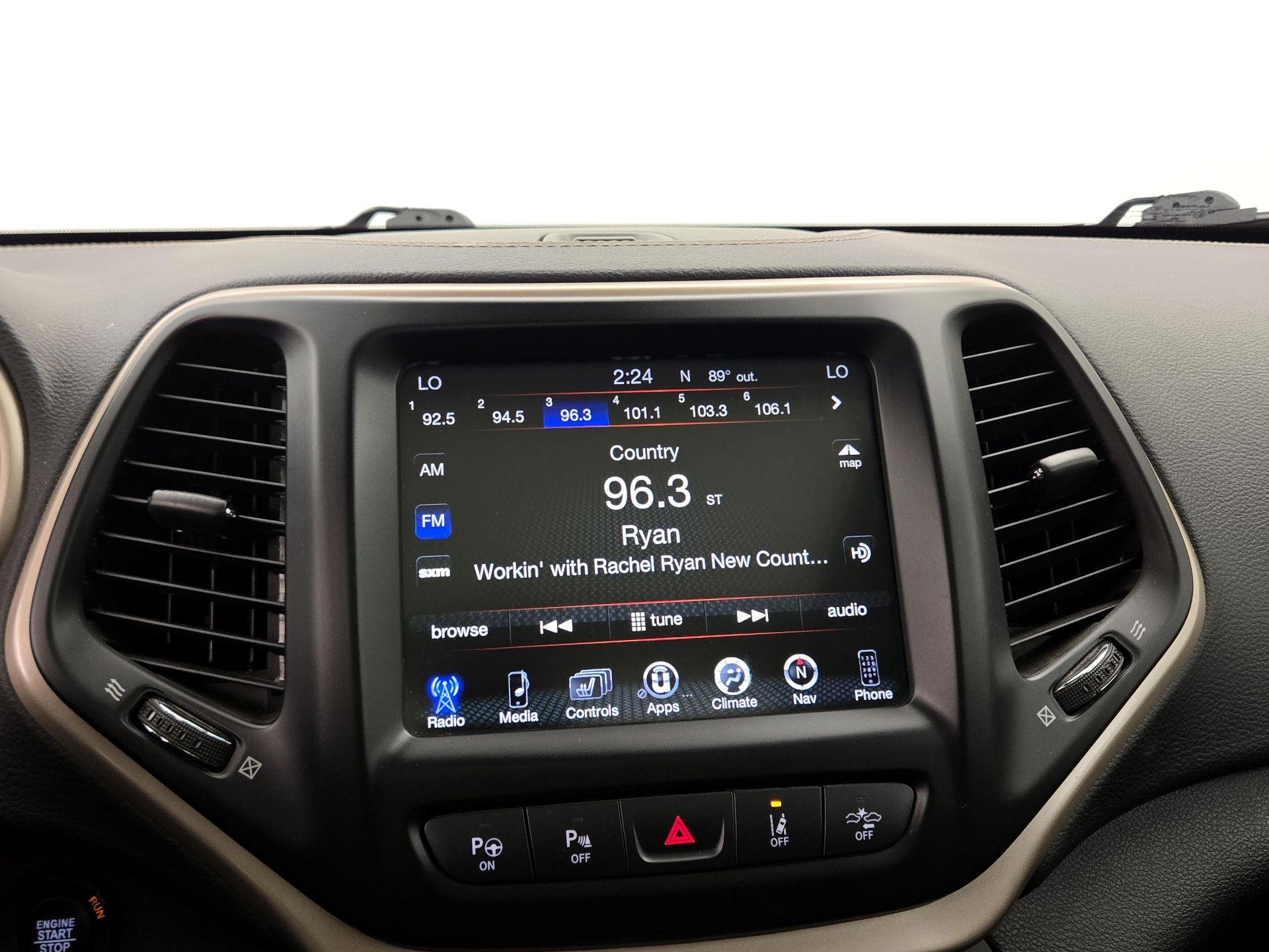 Thumbnail: 2018 Jeep Cherokee - 16