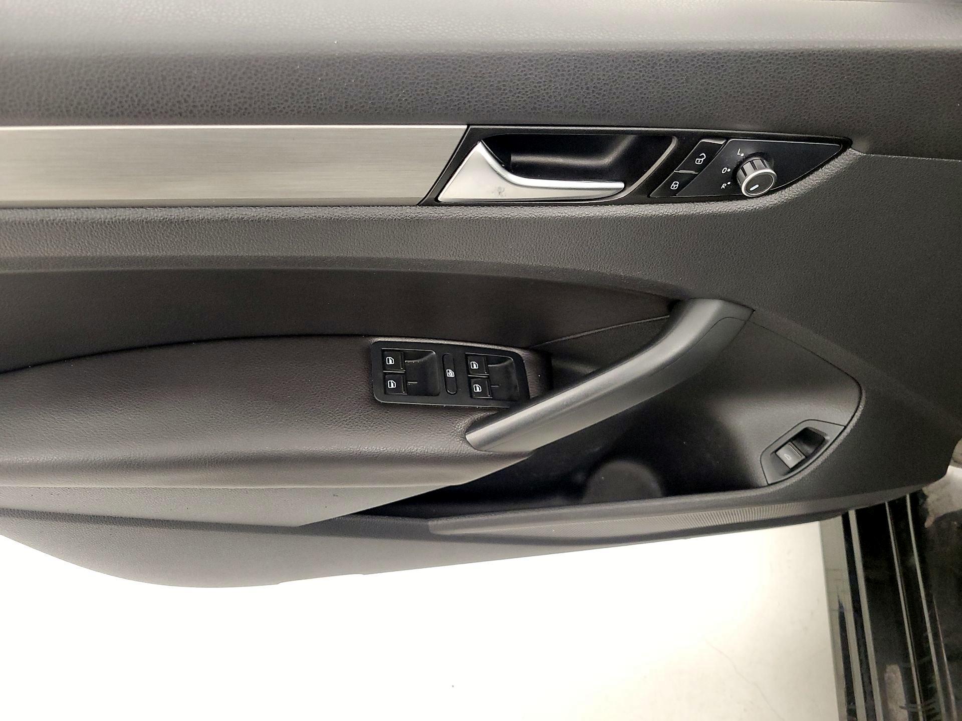 Thumbnail: 2015 Volkswagen Passat - 12