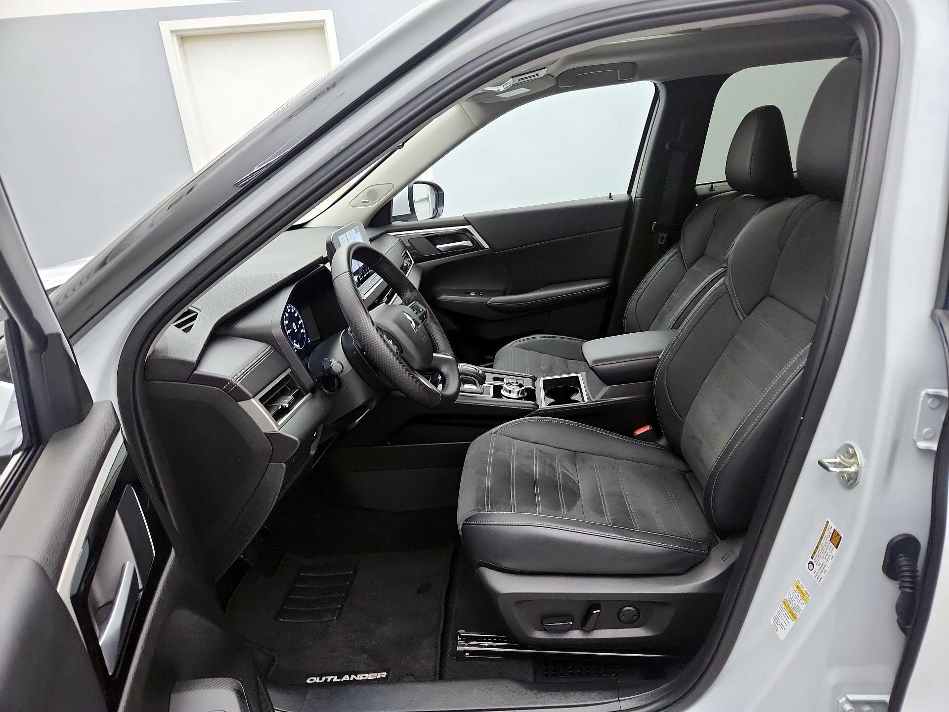 Thumbnail: 2024 Mitsubishi Outlander - 11