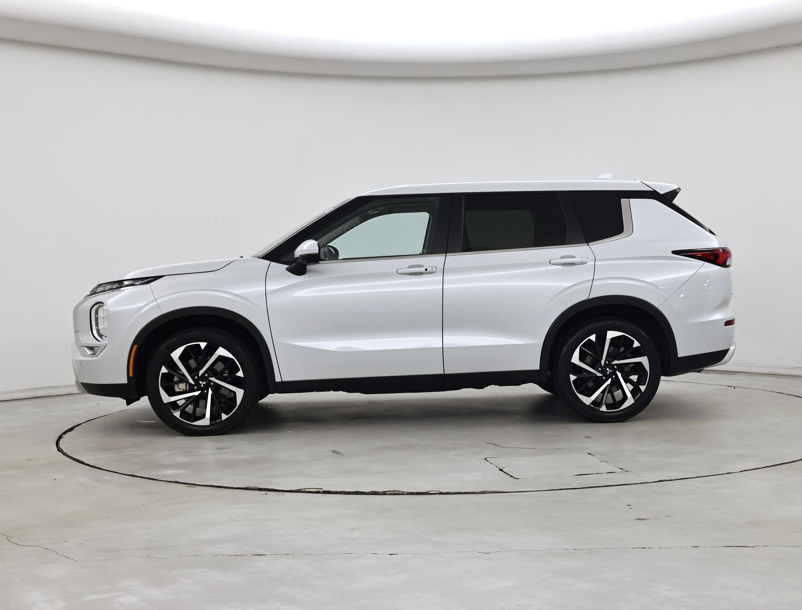 Thumbnail: 2024 Mitsubishi Outlander - 3