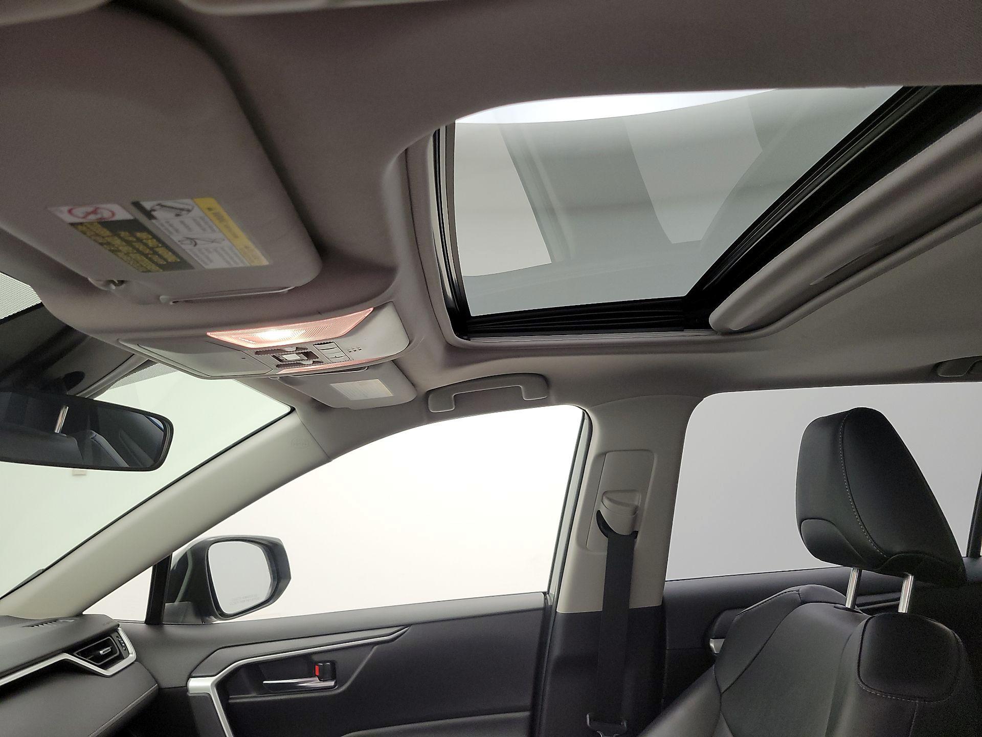 Thumbnail: 2021 Toyota RAV4 - 18