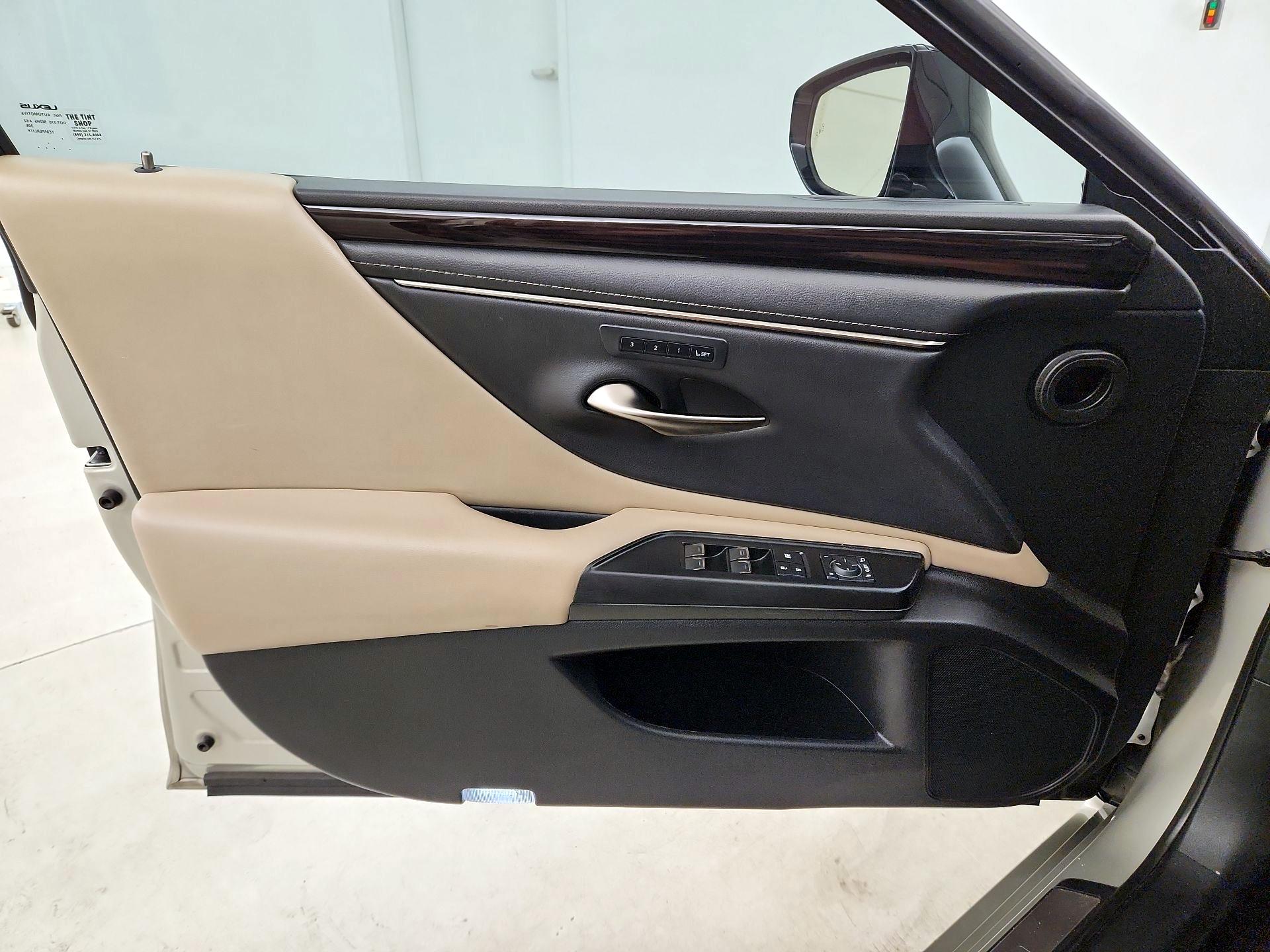 Thumbnail: 2021 Lexus ES - 12