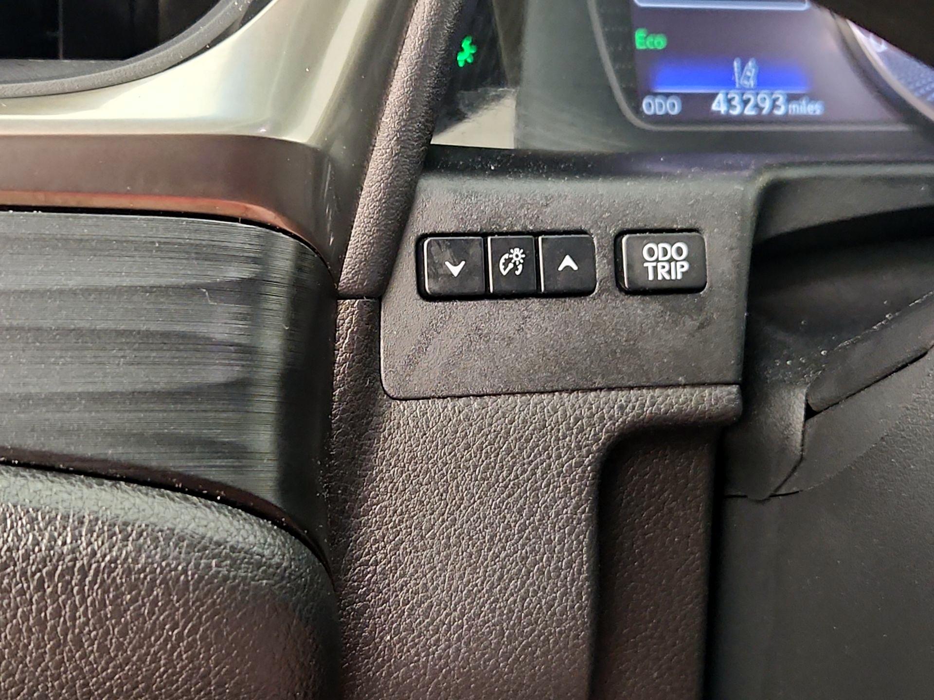 Thumbnail: 2021 Lexus ES - 13